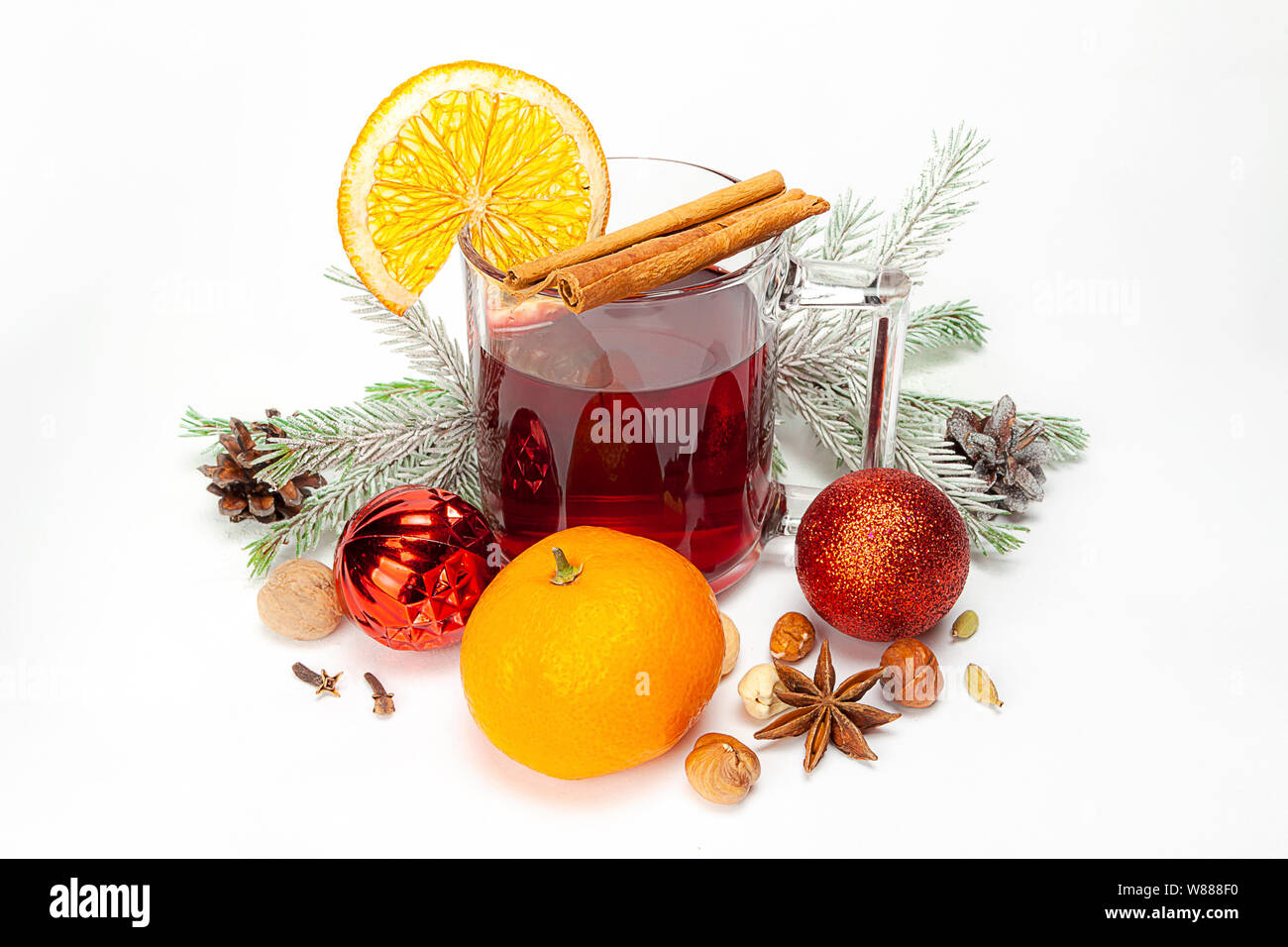 VIN brulé in tazza con giocattoli di Capodanno. Foto Stock