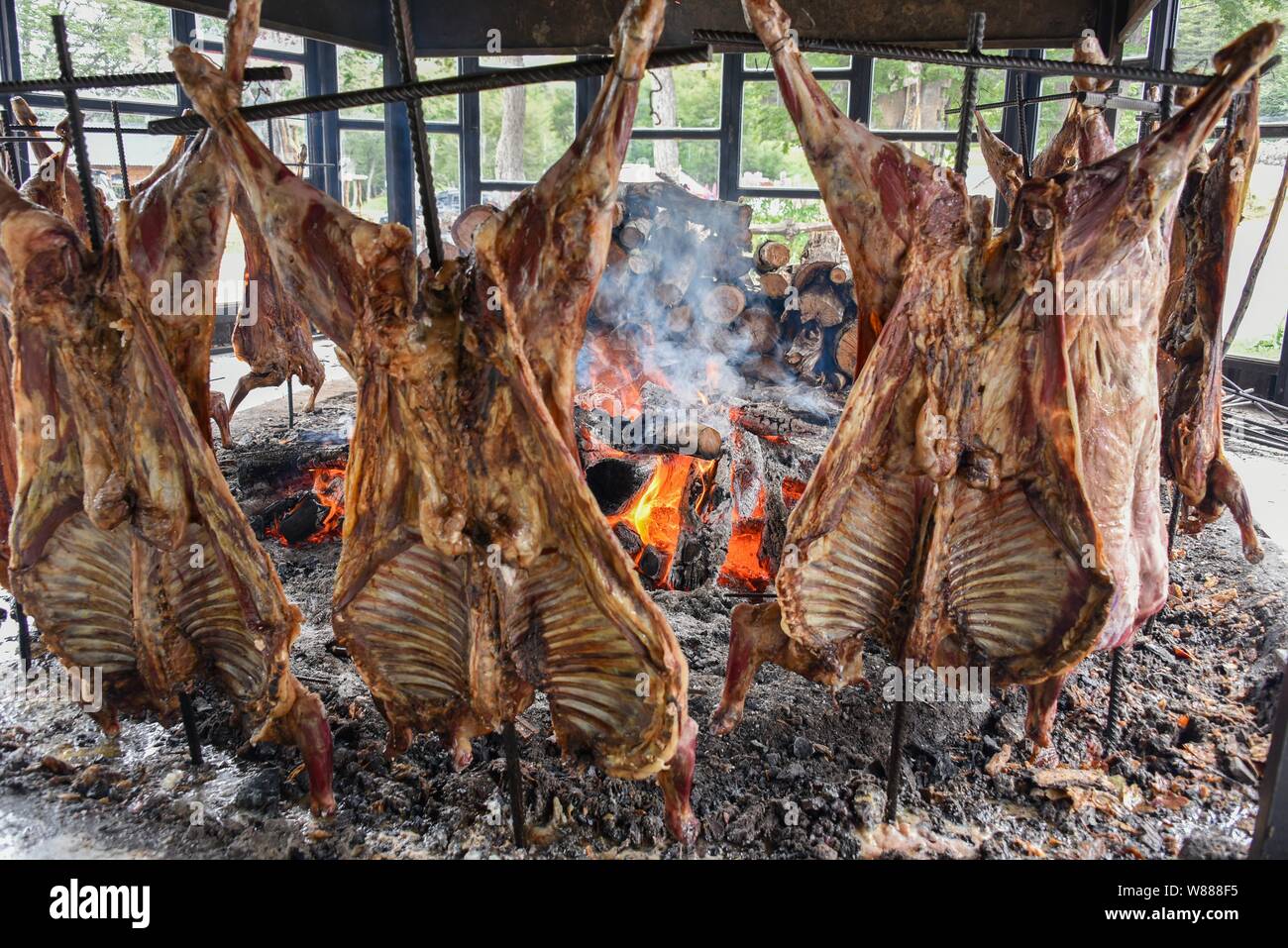 Spiedini di carne di montone arrostito per la cottura sul fuoco aperto, tipico e tradizionale specialità in Tierra del Fuego e la Patagonia, Ushuaia, Argentina Foto Stock