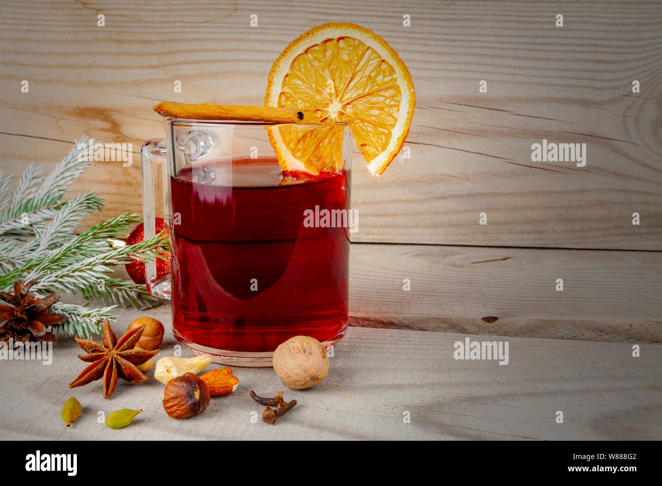 VIN brulé in tazza con giocattoli di Capodanno. Foto Stock