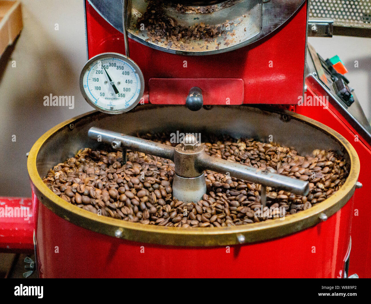 Boquete, Panama, Dicembre 3, 2017 - i chicchi di caffè sono agitato dalla macchina come essi vengono cotti in preparazione per l'insacco Foto Stock