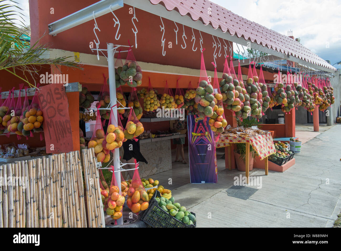 Mango in vendita sulla strada di Cabo dalla zona tropicale di San Bartolo, nella Baja California State. Messico Foto Stock