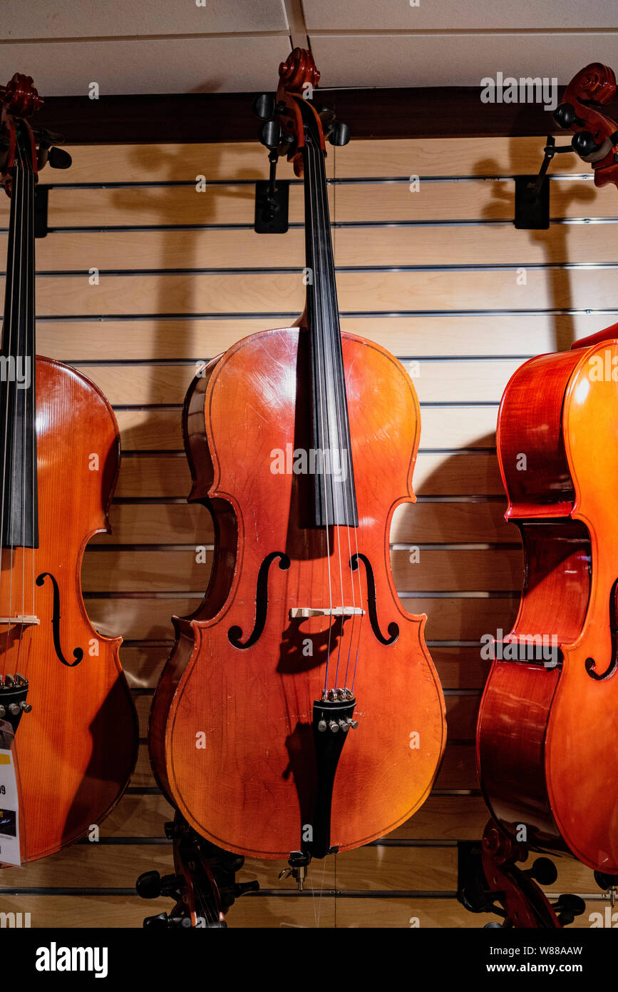 New York, Feb 14, 2018 - violoncelli in vendita nel negozio Foto Stock