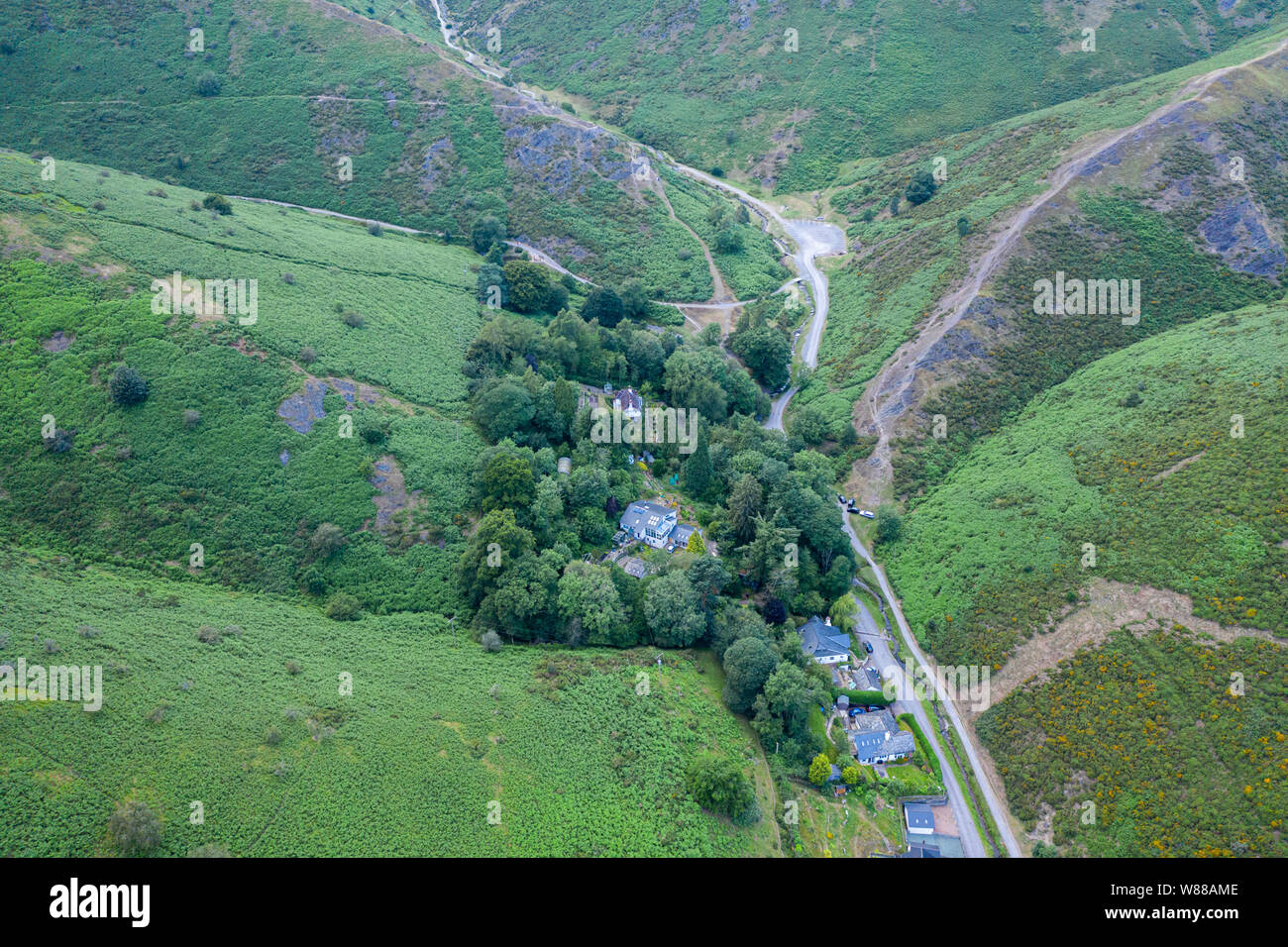 Riprese aeree su verdi pendii di cardatura Mill Valley in Church Stretton, Shropshire, Regno Unito Foto Stock