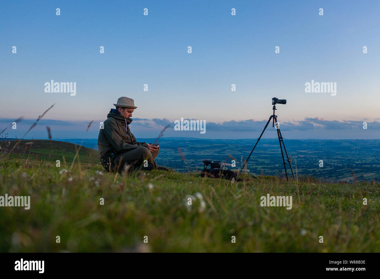 Fotografo di natura lavorando in cima ad una collina in posizione panoramica nel Regno Unito Foto Stock