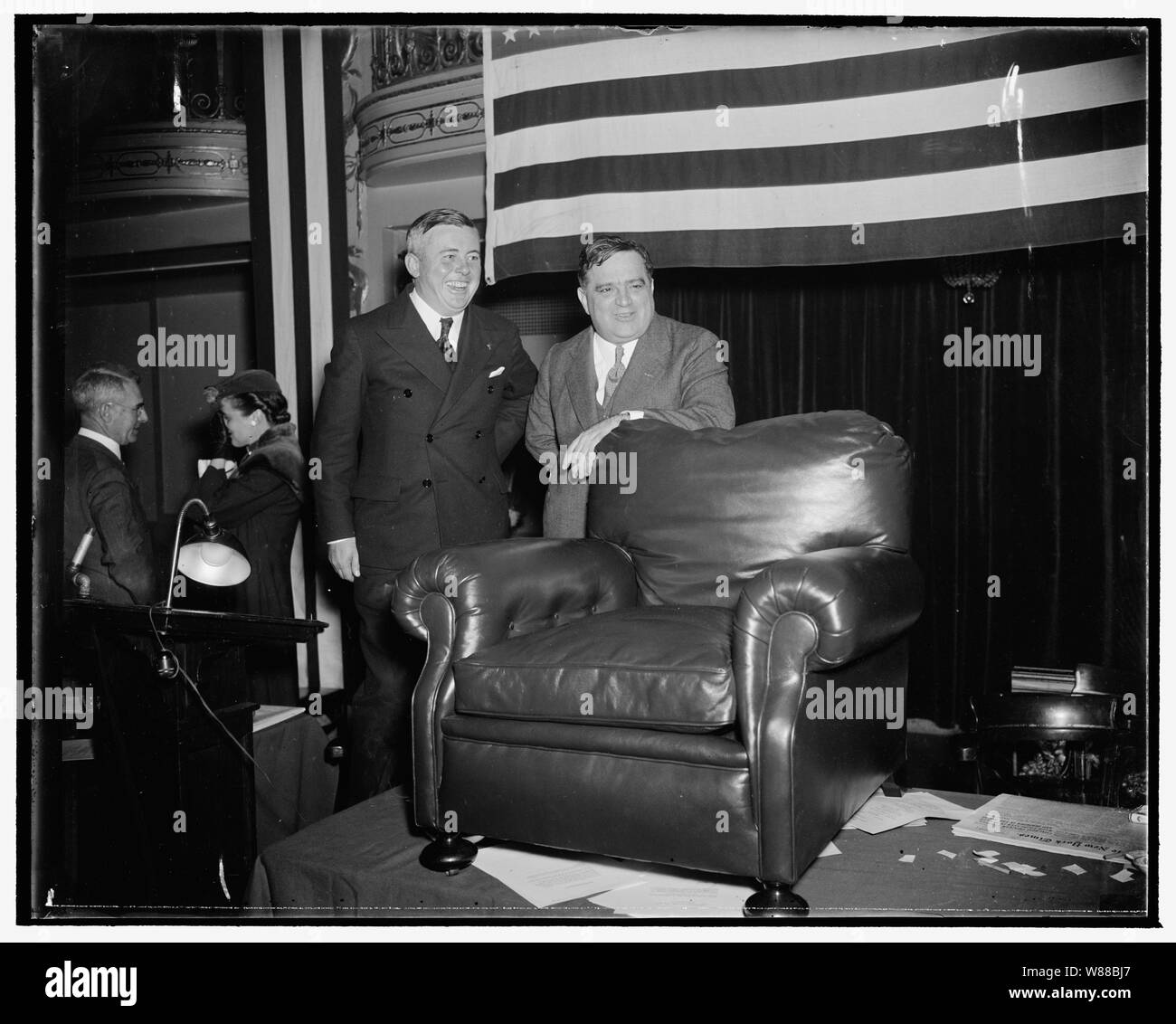 Un regalo per il sindaco. Washington D.C., nov. 17. Sindaco Giuseppe K. Carson di Portland, Ore. ha presentato oggi una sedia al sindaco Fiorello la Guardia di New York City. Sindaco Carson ha presentato la sedia con la speranza che il Sindaco di La Guardia sarebbe prendere un periodo di riposo dopo aver momento duro in occasione della conferenza annuale dei sindaci, alla quale egli è stato rieletto presidente del corpo, 11/17/37 Foto Stock