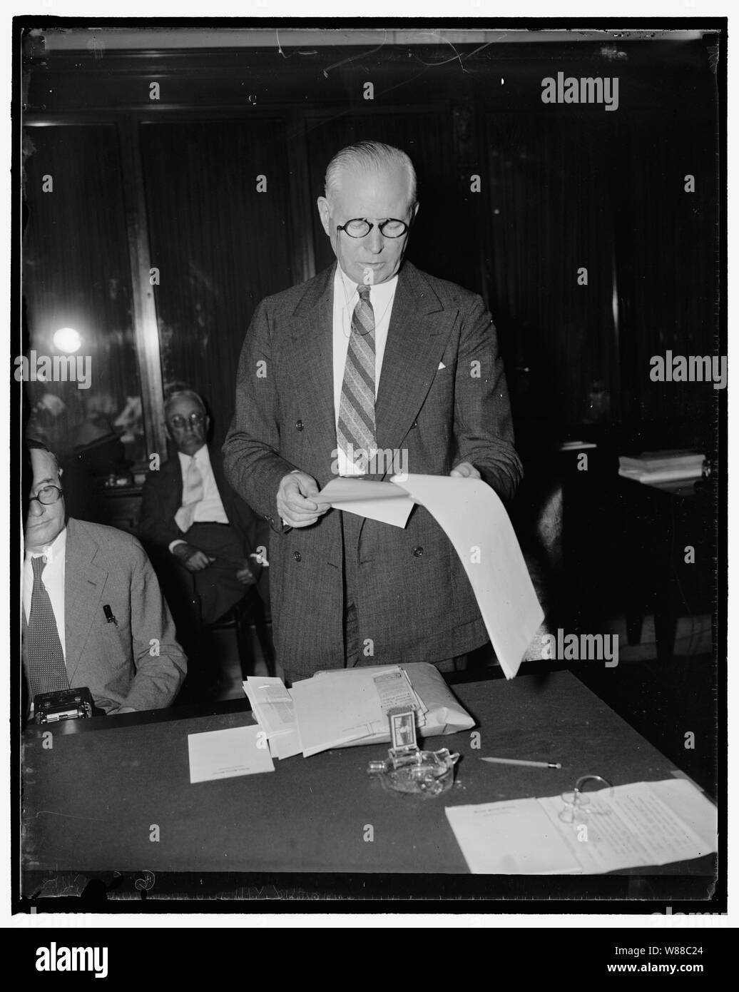La propaganda di amministrazione interrompe l' aumento dei prezzi delle commodity agricole. Washington, D.C. 7 giugno. Parlando dinanzi al senato commissione agricoltura oggi, Seantor Elmer Thomas di Oklahoma, assillato propaganda da funzionari della pubblica amministrazione che ha detto che ha lavorato per fermare il rialzo dei prezzi delle commodity agricole. Egli ha posto nei registri di copie di Discorsi del Segretario Wallace, Dr. Mardocheo Ezechiele e Leon Henderson, governo degli economisti, che Thomas ha detto, spinti mantenendo i prezzi bassi. 6/7/37 Foto Stock