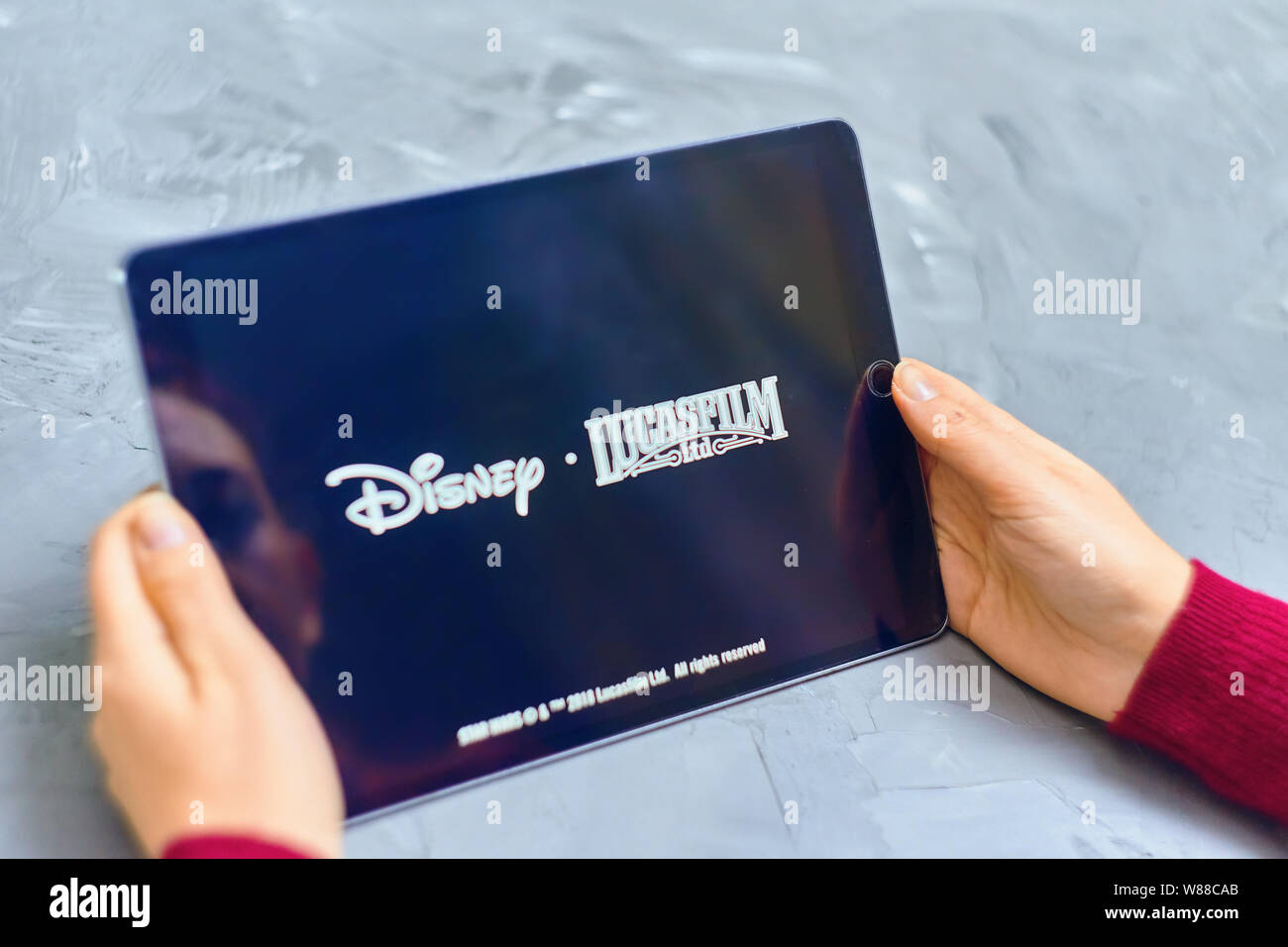 Bishkek, Kirghizistan - Gennaio 21, 2019: Disney e lucasfilm logo su ipad Foto Stock