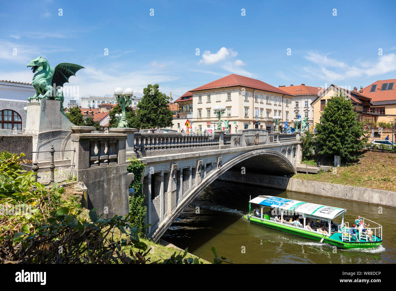 Fiume Ljubljanica Tour crociera in barca attraverso il centro di lubiana dopo il passaggio sotto il ponte del drago centro città Ljubljana Slovenia EU Europe Foto Stock
