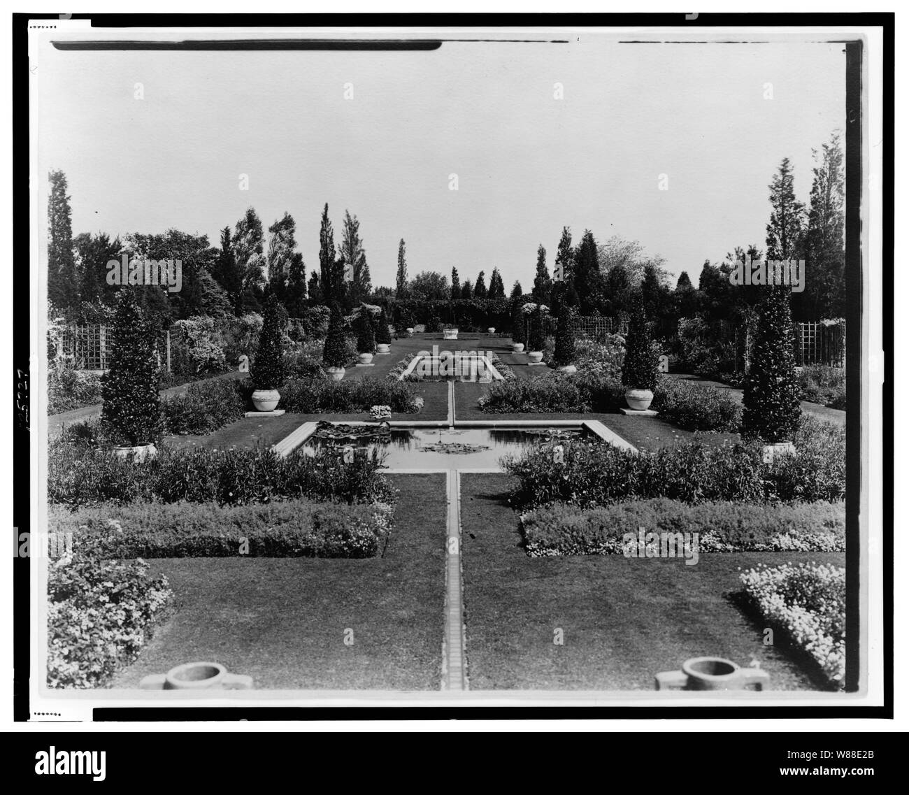 Beacon Hill House, Arthur Curtiss James house, Beacon Hill Road, Newport, Rhode Island. Blue Garden, visualizzare a pergola Foto Stock
