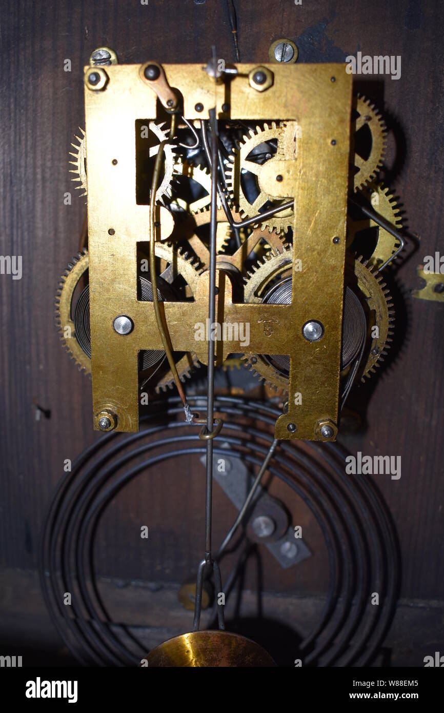 Il meccanismo di orologeria all'interno di un antico orologio, compresa la segnalazione acustica. Foto Stock