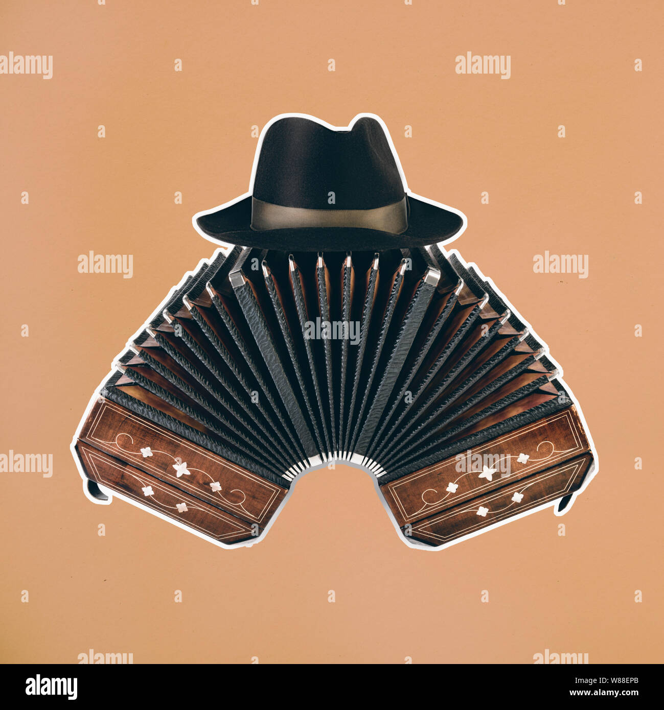 Il bandoneon, strumento di tango con un maschio di hat sulla parte superiore con bordo bianco sul quadrato arancione carta. Retrò tango argentino collage in stile rivista Foto Stock