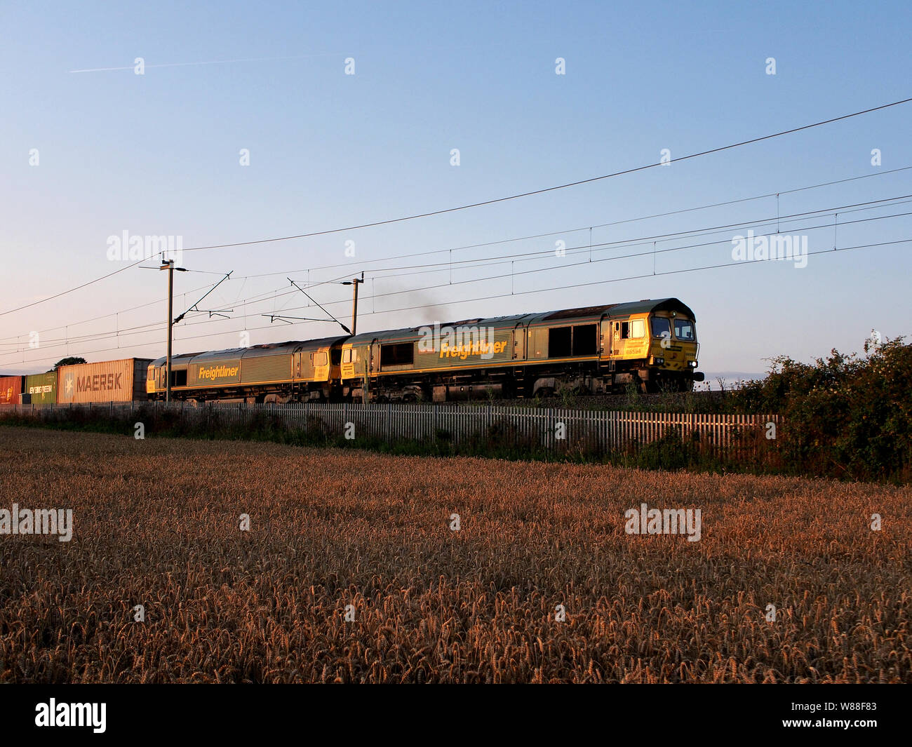 Freightliner Classe 66 locomotive 66594 e 66514 Cala una doppia testa treno intermodale sulla linea principale della costa occidentale a sud di Northampton Foto Stock