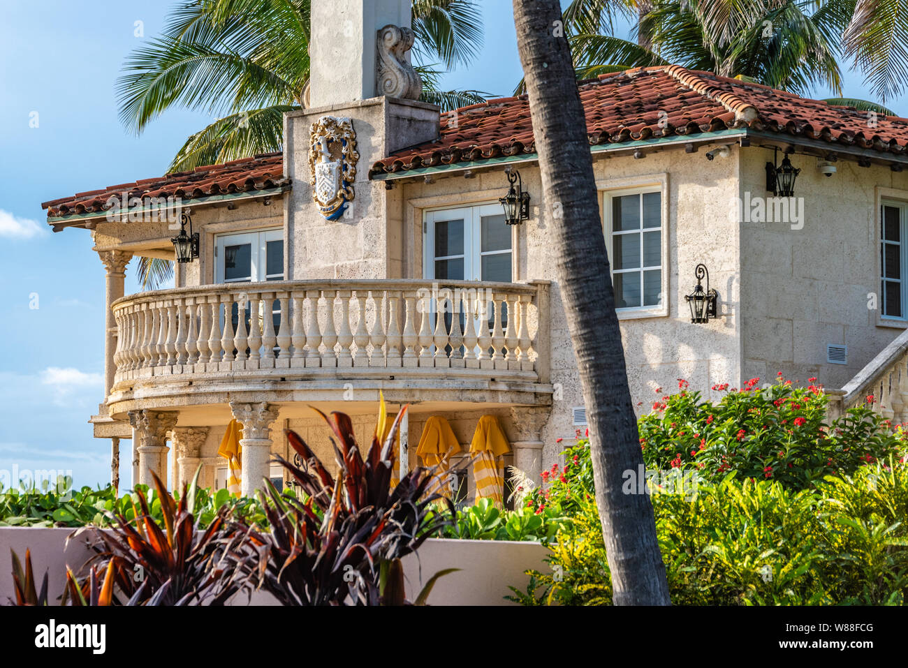 Mar-a-Lago piscina e spiaggia casa con Trump stemma crest in Palm Beach, Florida. (USA) Foto Stock