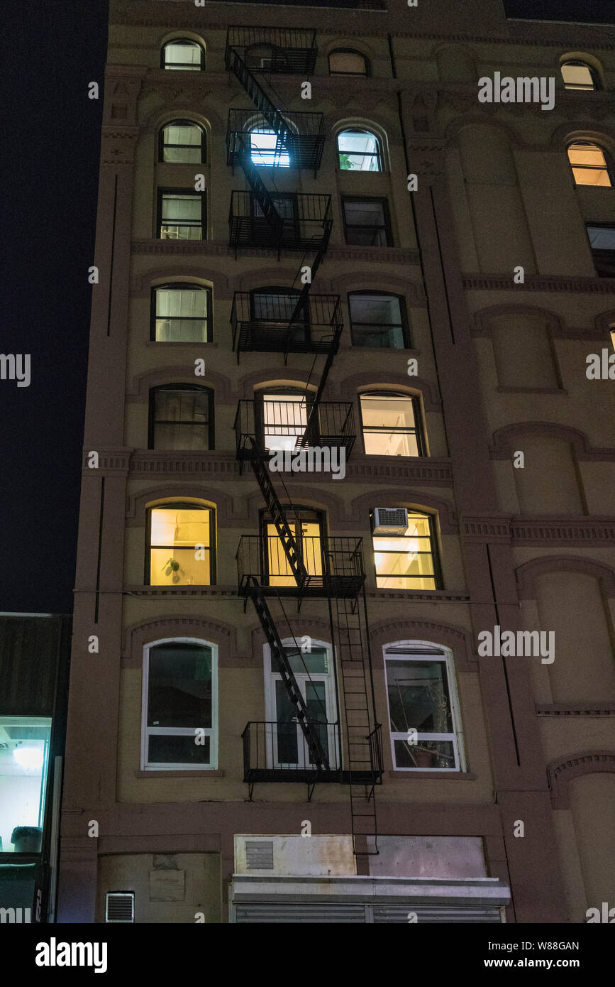 New York, Feb 14, 2018 - fire escape visto sul lato dell'edificio di appartamenti a New York City Foto Stock