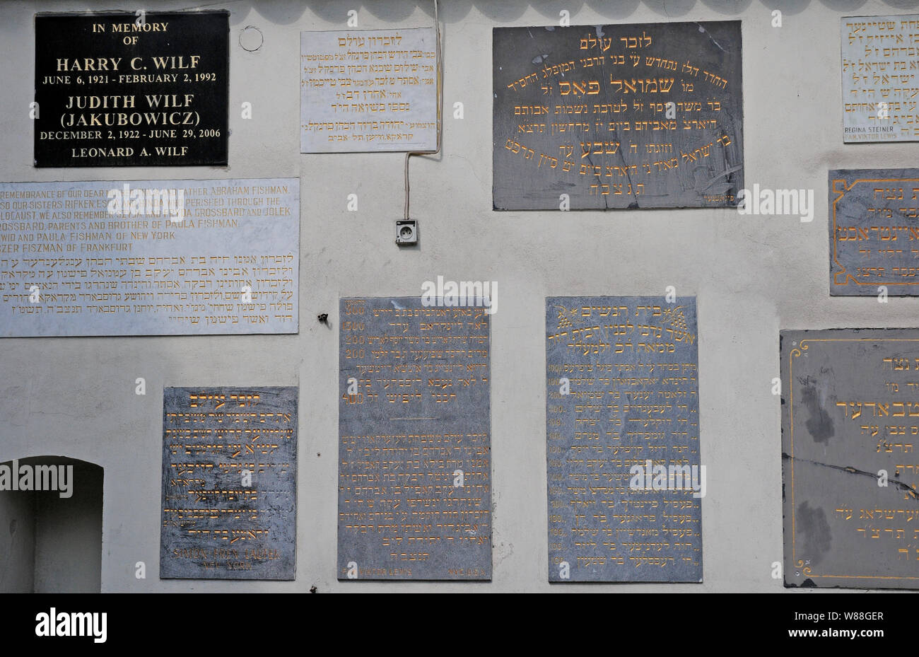 Lapidi sulle pareti esterne della sinagoga Remah, Kazimierz, Cracovia in Polonia. Foto Stock