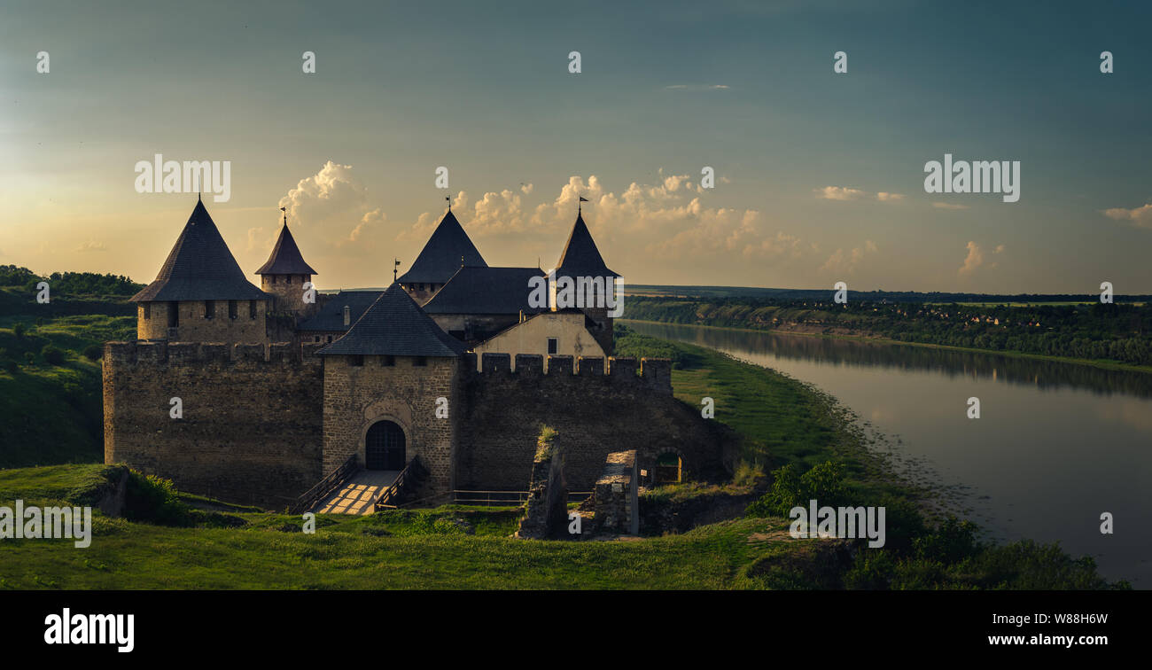 La vista della fortezza di Khotyn, fortezza medievale in Ucraina occidentale, situata sul fiume Dniester Foto Stock