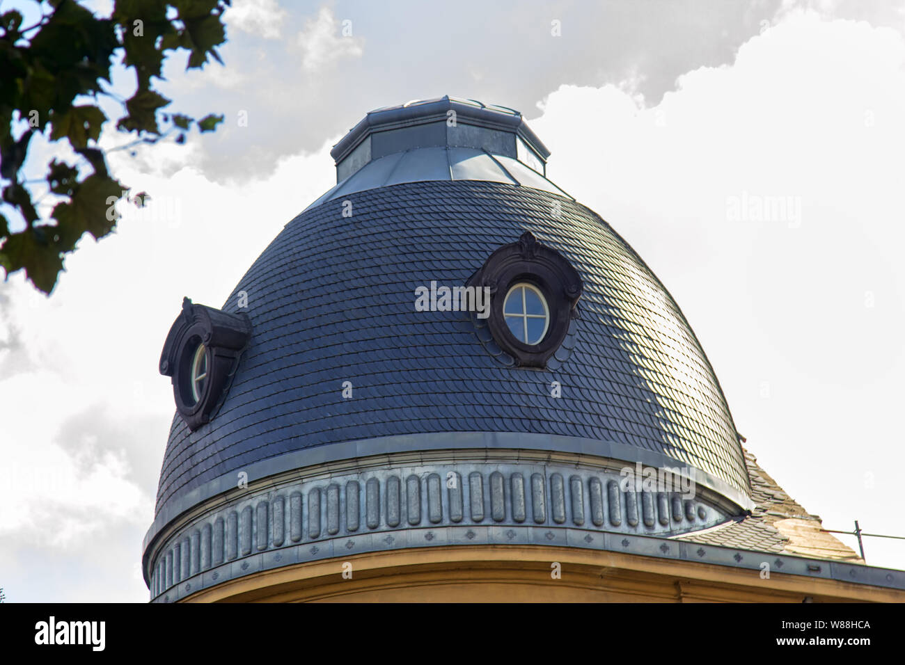 Parte superiore a forma di cupola del vecchio edificio, tetto di tegole, abbaino Foto Stock