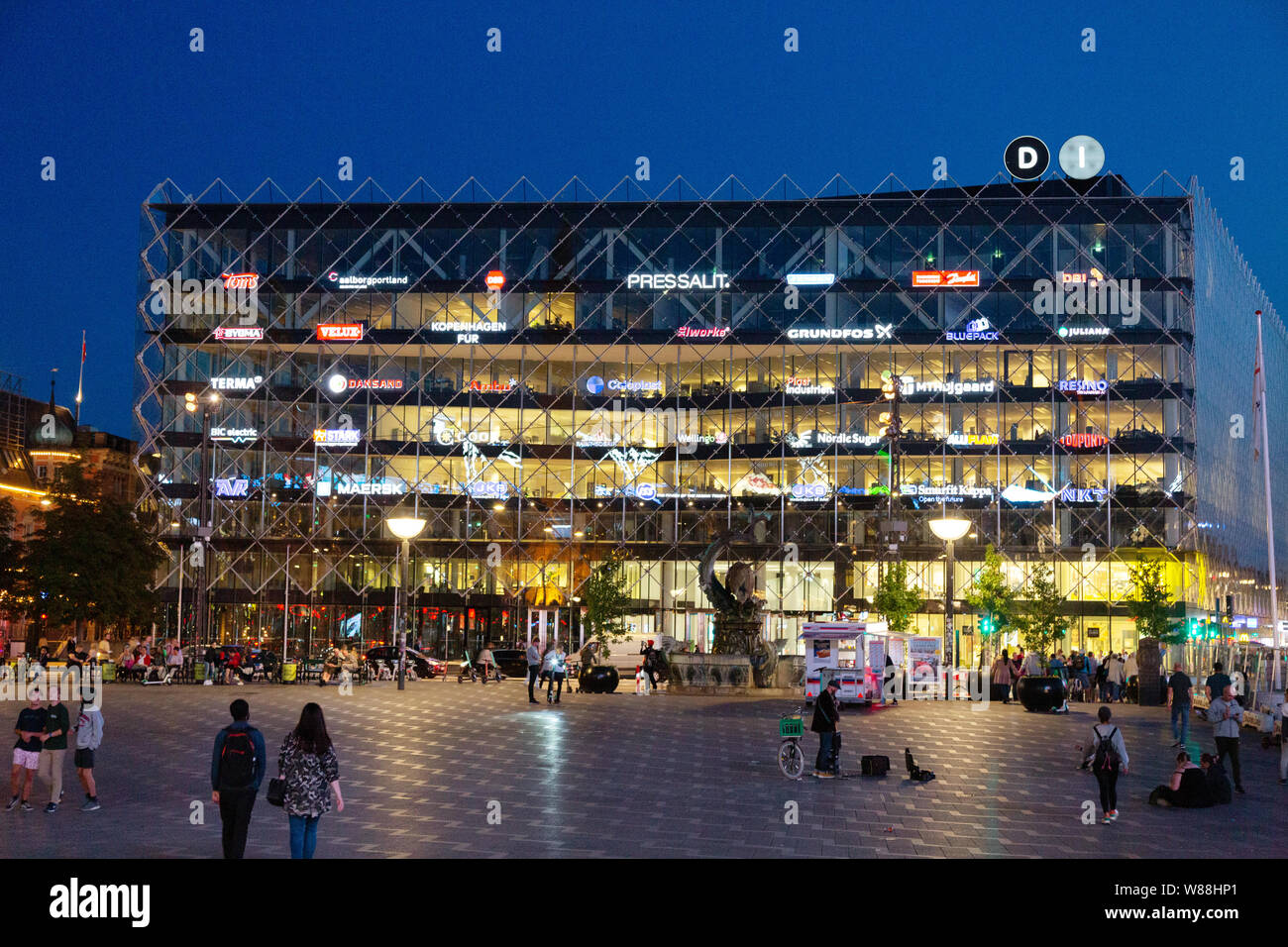 L'industria danese edificio al crepuscolo, alloggiamento della Confederazione delle industrie danesi; Architettura moderna a Copenhagen, Danimarca Scandinavia Foto Stock