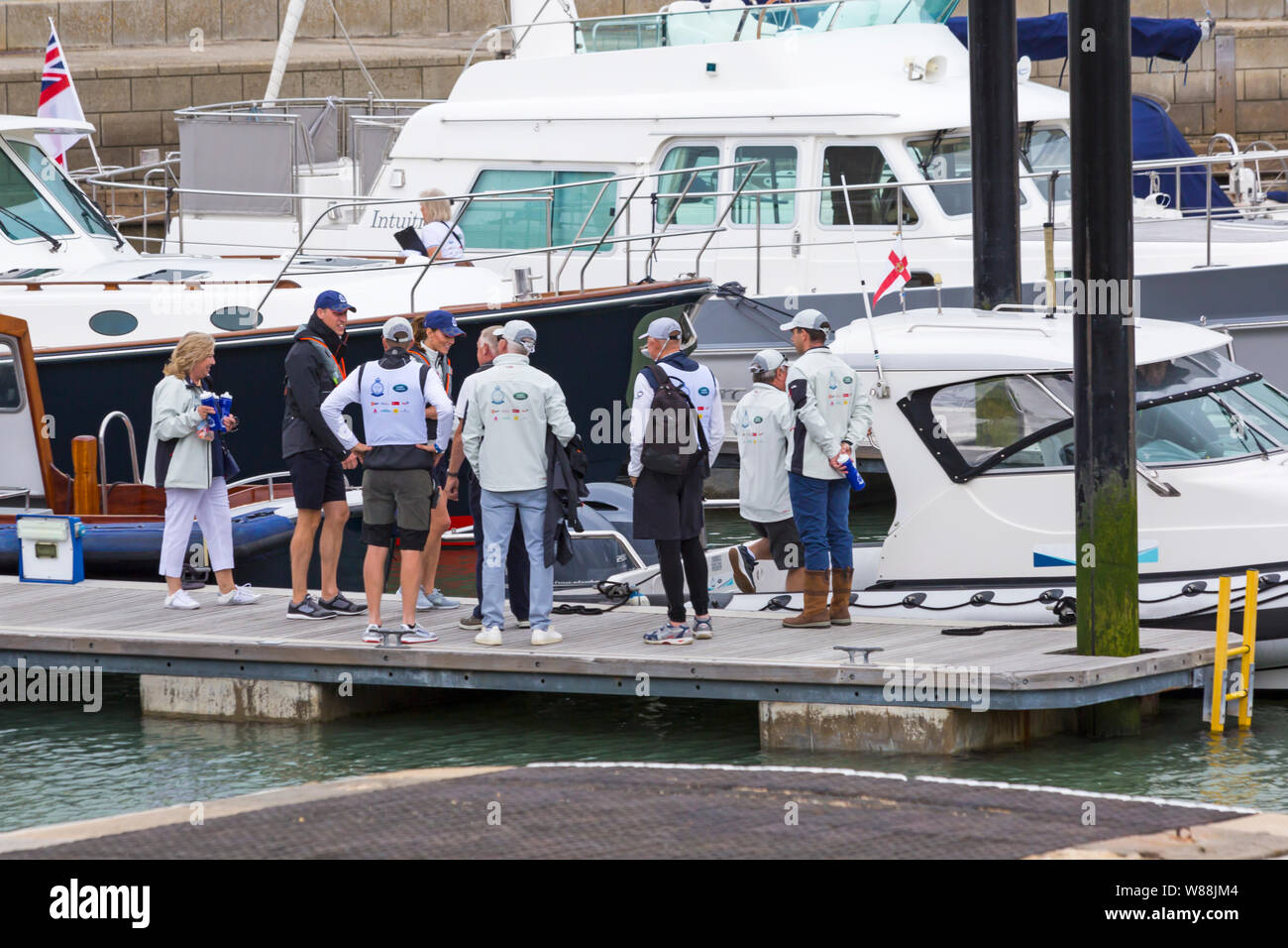 Cowes, Isle of Wight, Hampshire REGNO UNITO. 8 agosto 2019. Kings Cup di vela ospitato da Il Duca e la Duchessa di Cambridge avviene in anticipo di un giorno a causa delle previsioni meteo. Kate, Kate Middleton e il principe William, rendere il loro modo per le loro barche. Credito: Carolyn Jenkins/Alamy Live News Foto Stock