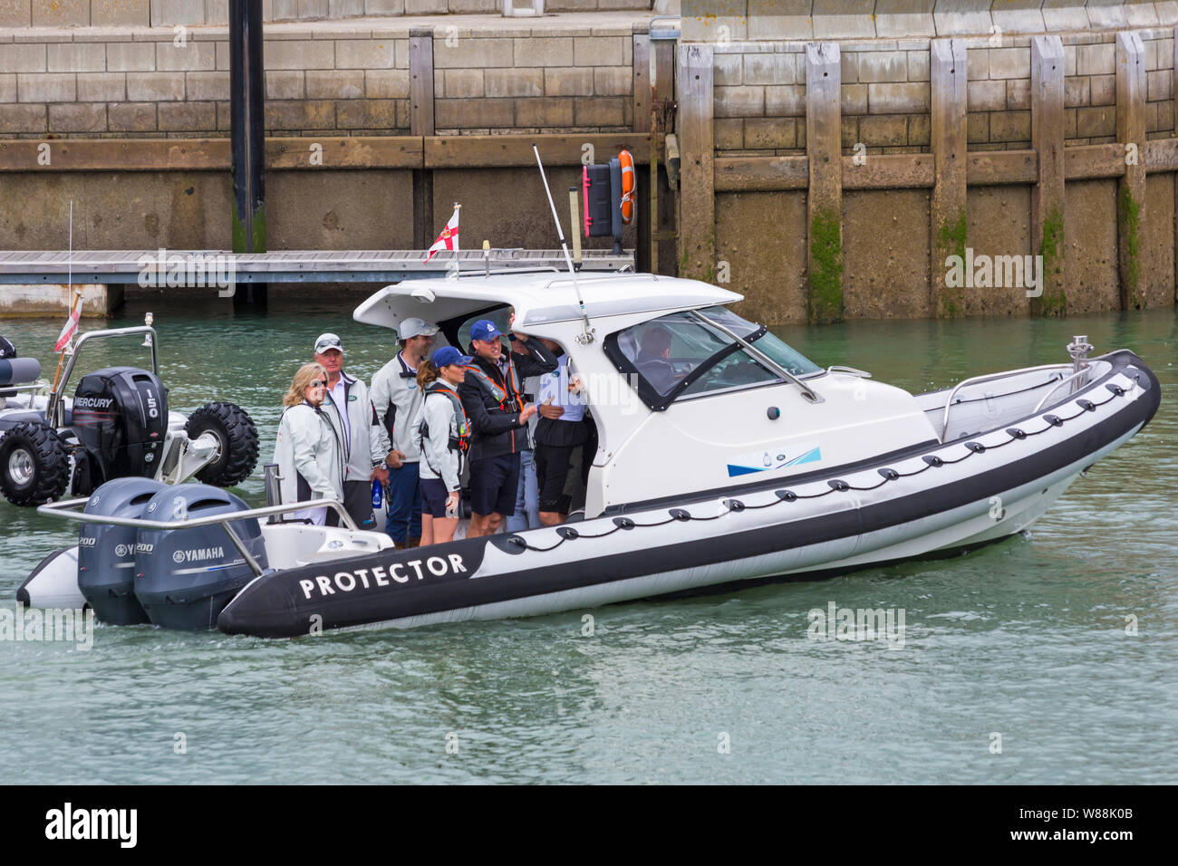 Cowes, Isle of Wight, Hampshire REGNO UNITO. 8 agosto 2019. Kings Cup di vela ospitato da Il Duca e la Duchessa di Cambridge avviene in anticipo di un giorno a causa delle previsioni meteo. Kate, Kate Middleton e il principe William, rendere il loro modo per le loro barche sulla targa protezione scafo rigido gommone RIB. Credito: Carolyn Jenkins/Alamy Live News Foto Stock