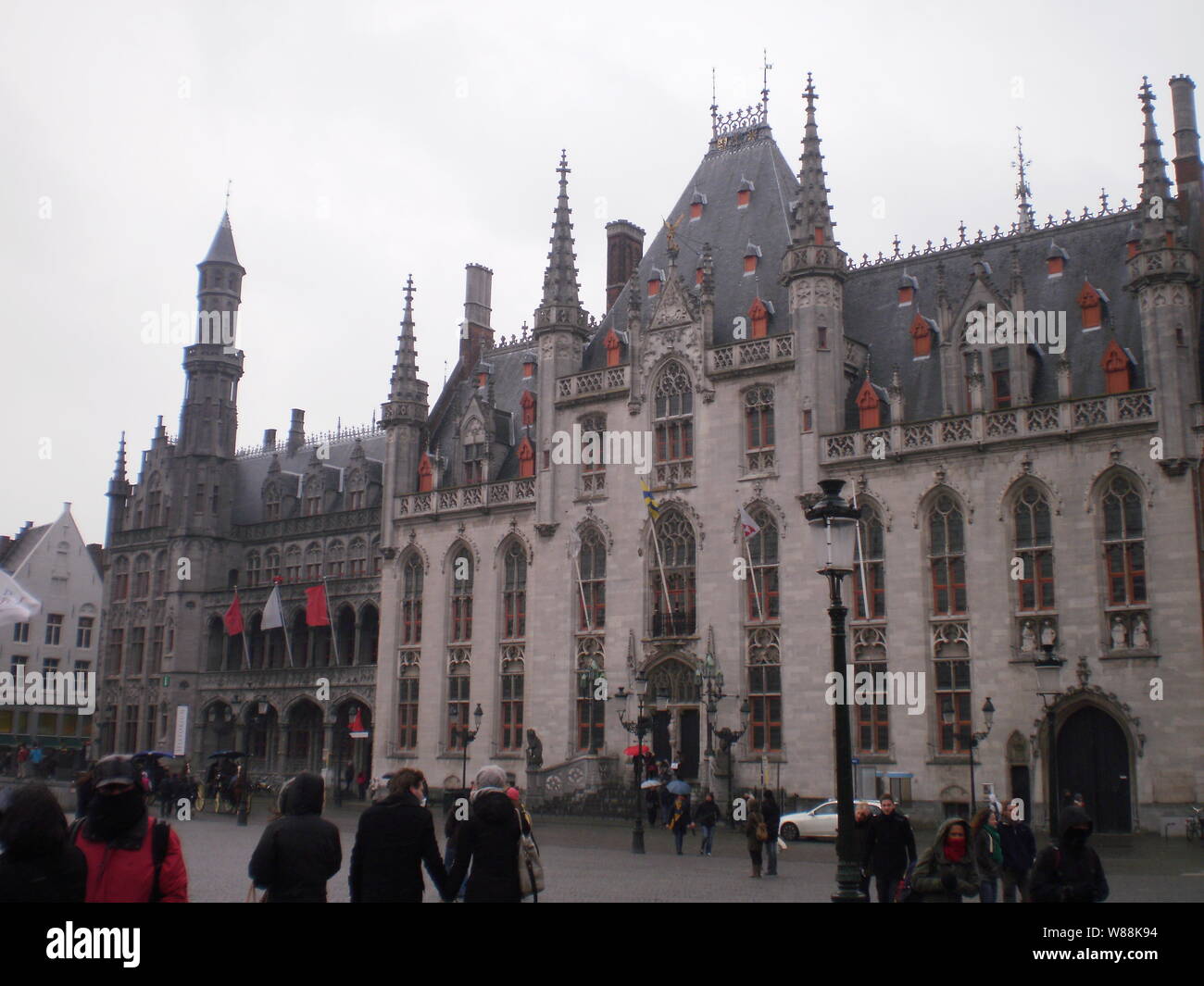 Facciata principale della Corte Provinciale nella grande piazza del mercato di Bruges. Marzo 23, 2013. Bruges, Fiandre Occidentali, Belgio. Vacanza natura Street foto Foto Stock
