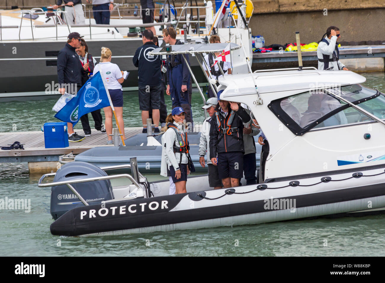 Cowes, Isle of Wight, Hampshire REGNO UNITO. 8 agosto 2019. Kings Cup di vela ospitato da Il Duca e la Duchessa di Cambridge avviene in anticipo di un giorno a causa delle previsioni meteo. Kate, Kate Middleton e il principe William, rendere il loro modo per le loro barche sulla targa protezione scafo rigido gommone RIB. Credito: Carolyn Jenkins/Alamy Live News Foto Stock