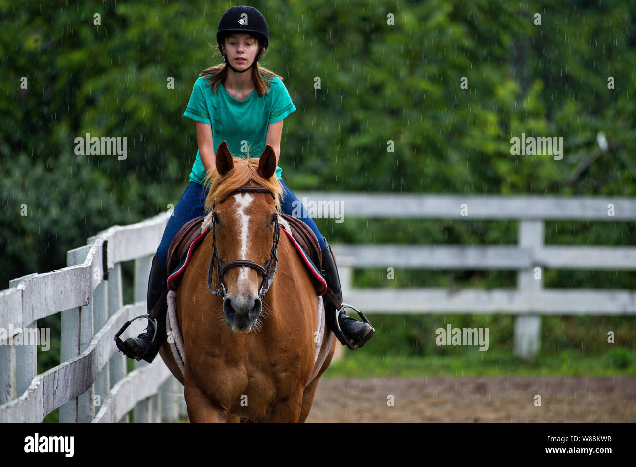 Stati Uniti - Giugno 27, 2019: Lisette Graham cavalca il suo cavallo a Fieldstone Farm circa 1760 vicino a Waterford. (Foto di Douglas Graham/WLP) Foto Stock