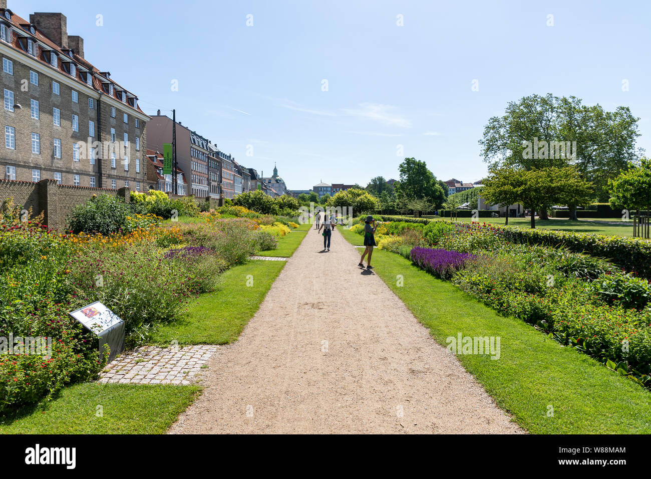 Il Castello di Rosenborg giardini (Kongens Have) in estate; Copenhagen, Danimarca Foto Stock
