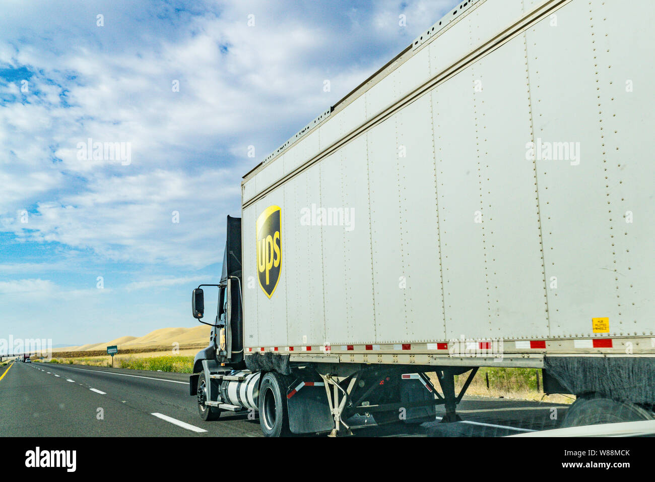 Un UPS carrello viaggia verso sud Interstate 5 in California la Valle Centrale Foto Stock