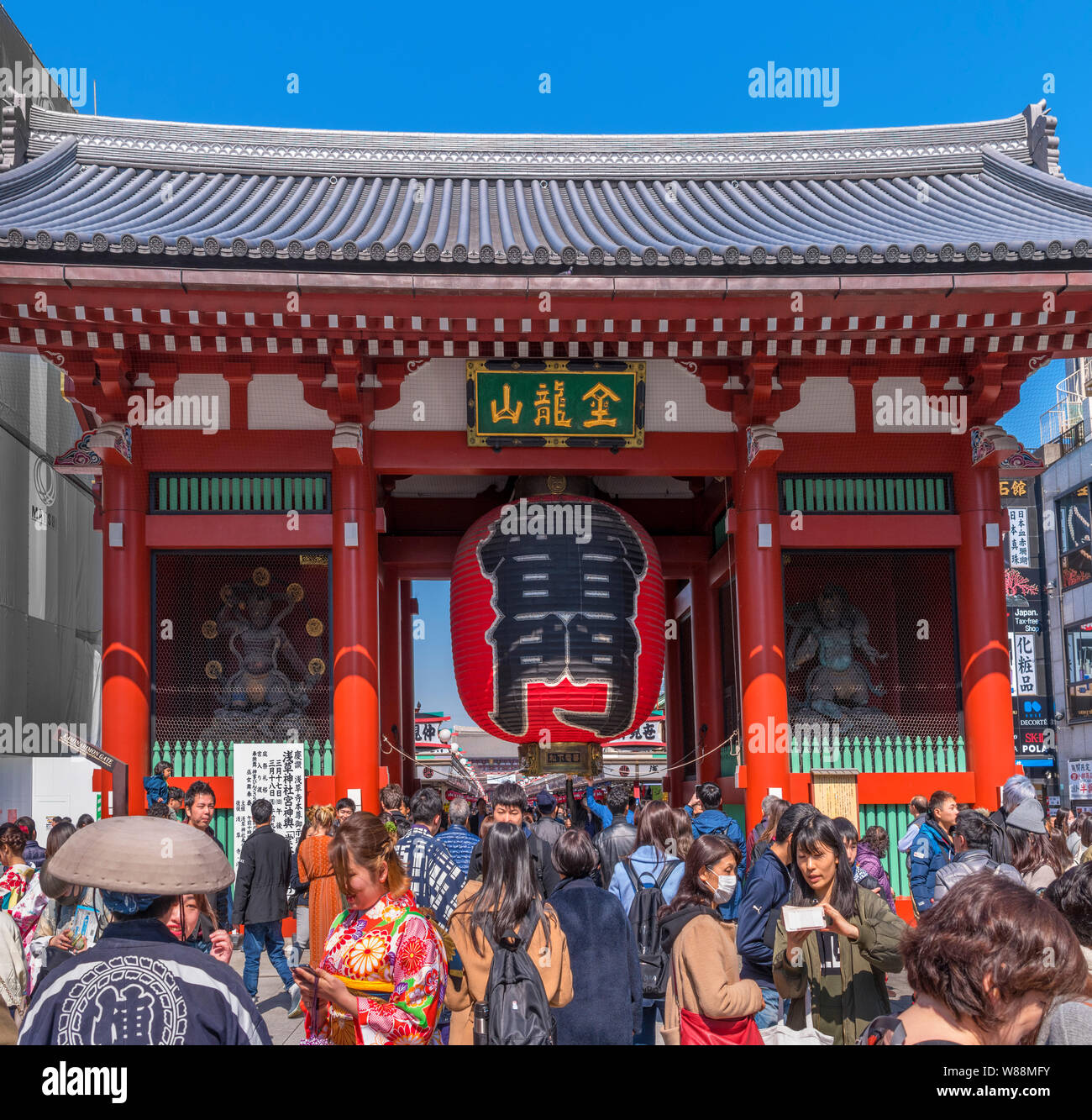 Il Kaminarimon Gate a l'ingresso esterno di Senso-ji, un antico tempio buddista nel quartiere di Asakusa, Tokyo, Giappone Foto Stock