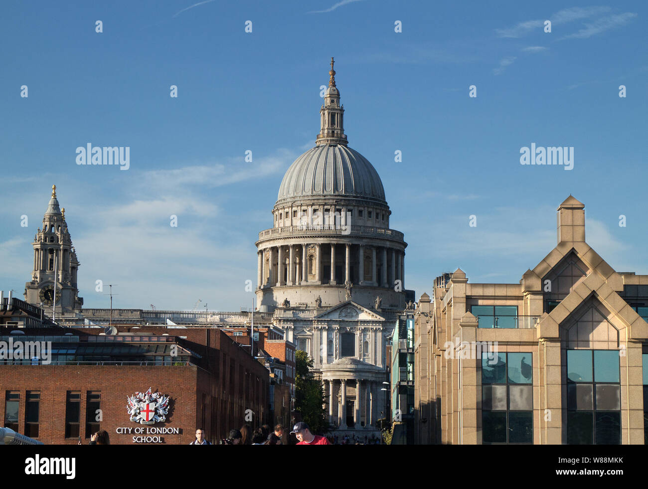 Vista di San Paolo Cattedrale dal Millenium Footbridge, Londra Foto Stock