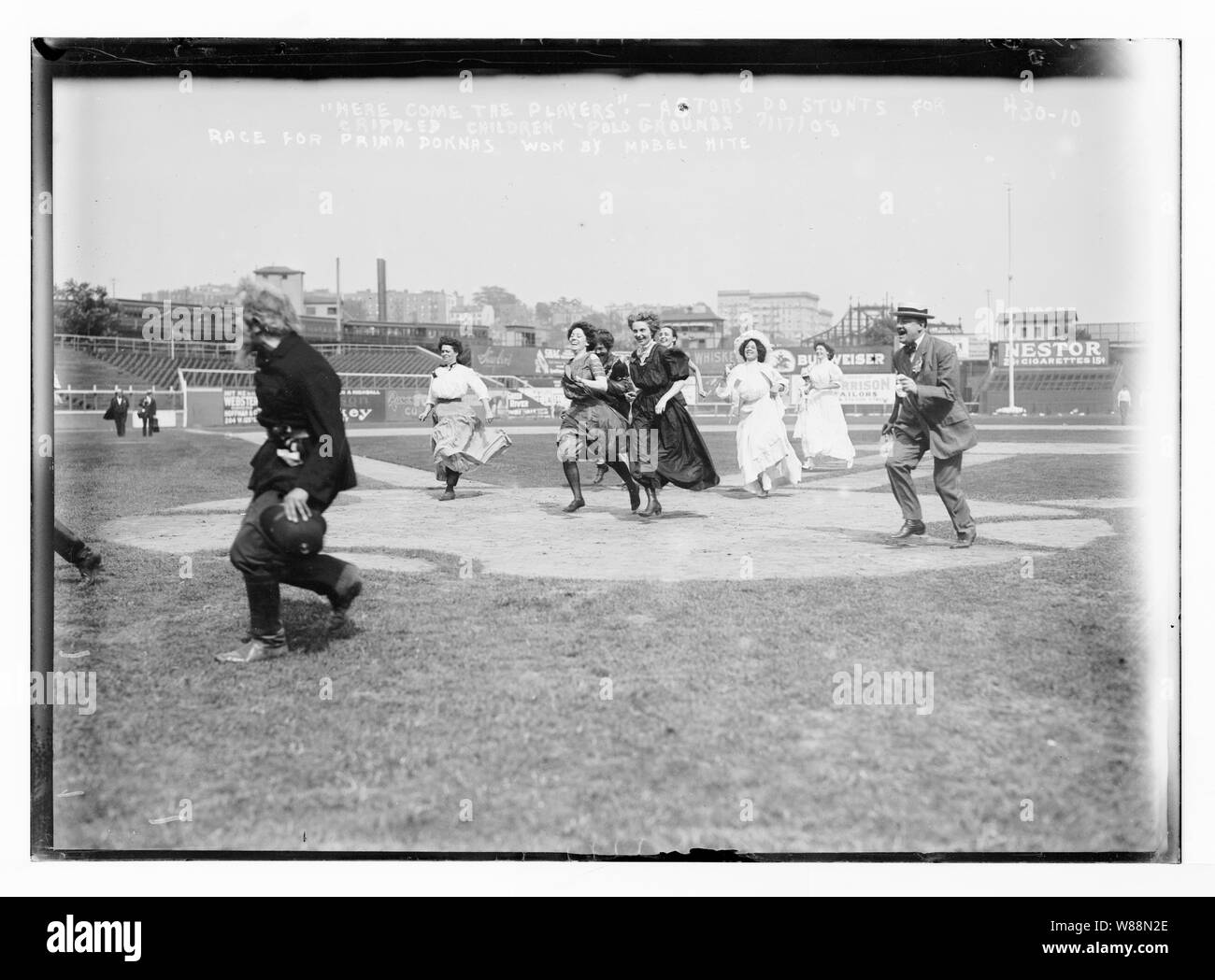Ecco i giocatori. - Attori fare acrobazie per bambini mutilati, polo motivi gara di primedonne vinto da Mabel Hite Foto Stock