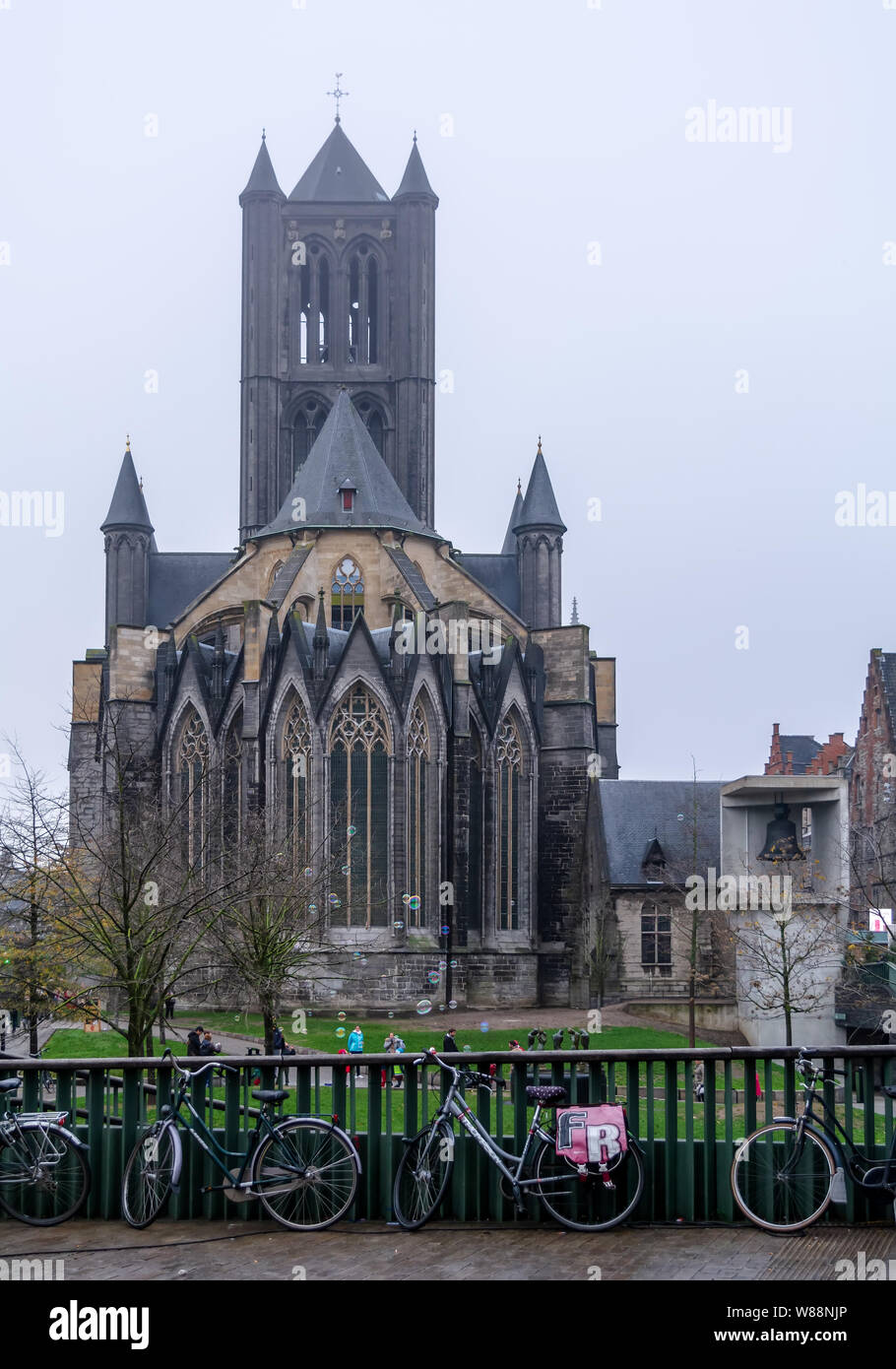 Le biciclette parcheggiate a Gand con la Chiesa di San Nicola in background. È bello esempio di Schelda architettura gotica, ed è uno dei famosi Thr Foto Stock