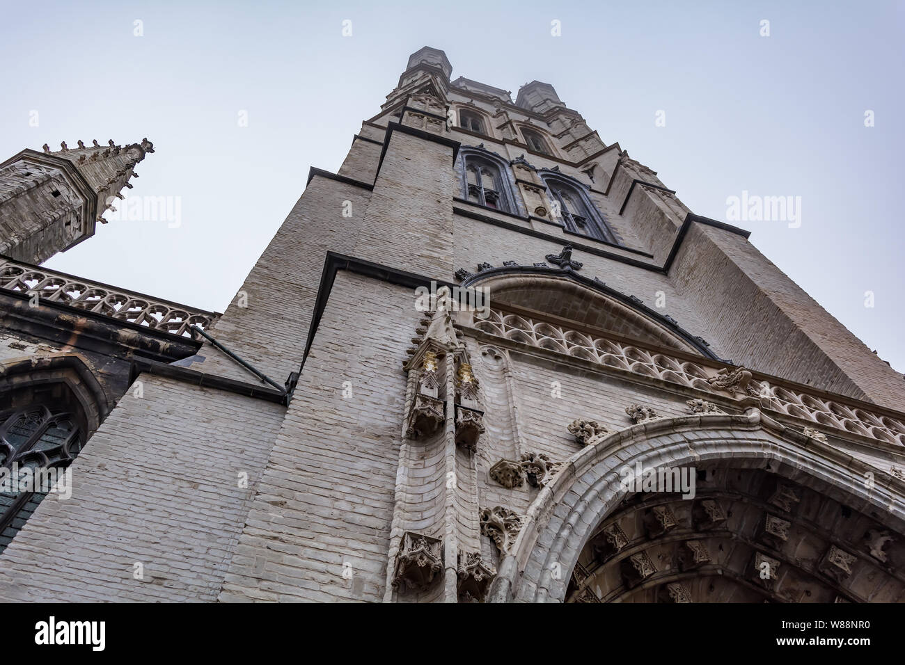 89-metro-alta torre gotica della Cattedrale di San Bavone (Sint-Baafs Cattedrale) girato dal basso angolo. Essa è la più antica chiesa parrocchiale di Gand Foto Stock