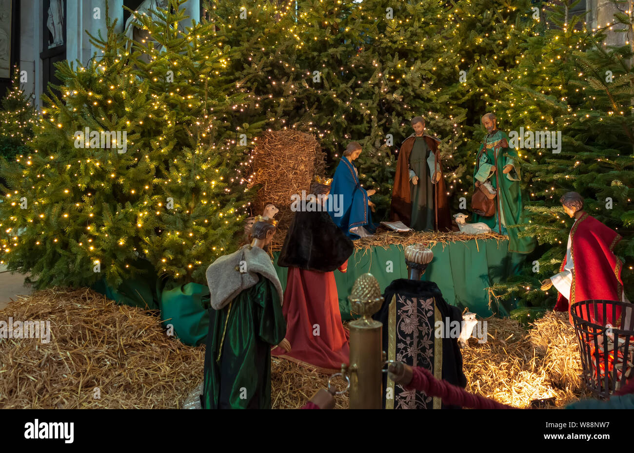 Ghent, Belgio - 16 dicembre 2018: la scena della Natività presentano figure che rappresentano la nascita di Gesù a stagione di Natale nella cattedrale di San Bavone. Foto Stock