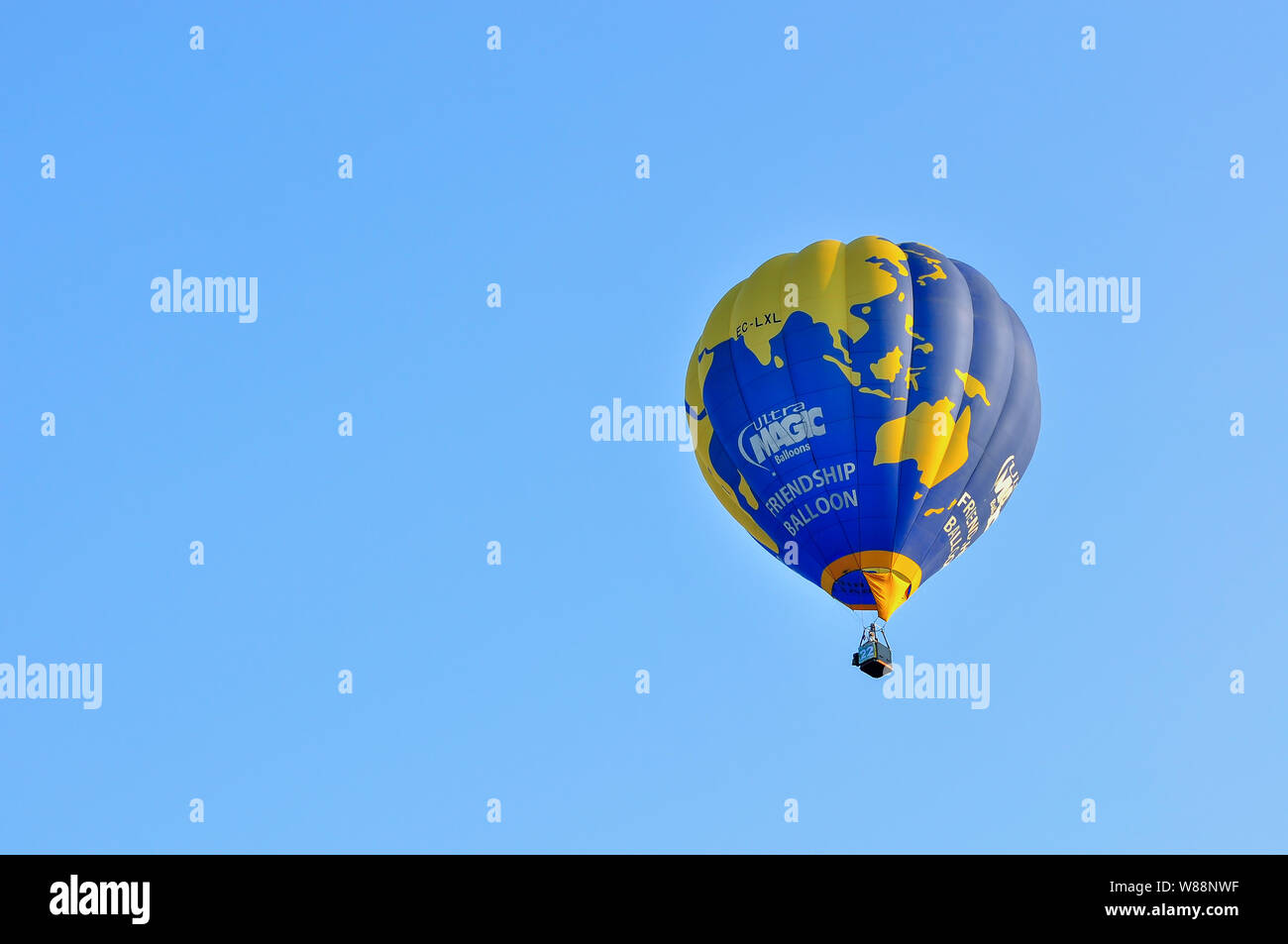 PUTRAJAYA, Malesia - 13 Marzo 2016 - mongolfiera galleggia sopra i cieli blu all'ottavo Putrajaya International Hot Air Balloon Fiesta in Putrajaya, Foto Stock