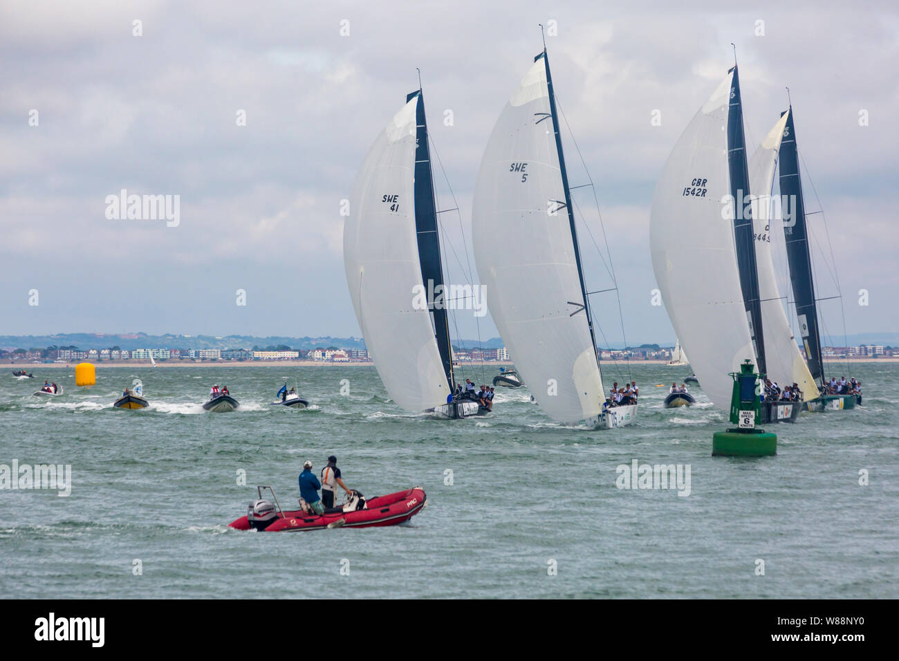 Cowes, Isola di Wight, Hampshire Regno Unito. 8 agosto 2019. Kings Cup Sailing ospitato da Duke e Duchessa di Cambridge si svolge un giorno prima a causa delle previsioni del tempo. 8 Fast 40+ Classic barche da corsa ad alte prestazioni navigano con un equipaggio di 12 persone che si contendono l'una contro l'altra, raccogliendo denaro per 8 enti di beneficenza. Will e Kate skipper imbarcazioni individuali. Ogni barca salpa con un ambasciatore o un capitano di celebrità a bordo. Kate Middleton Skippers Boat 01. Barca 05 con skipper di Helen Glover. Credit: Carolyn Jenkins/Alamy Live News Foto Stock