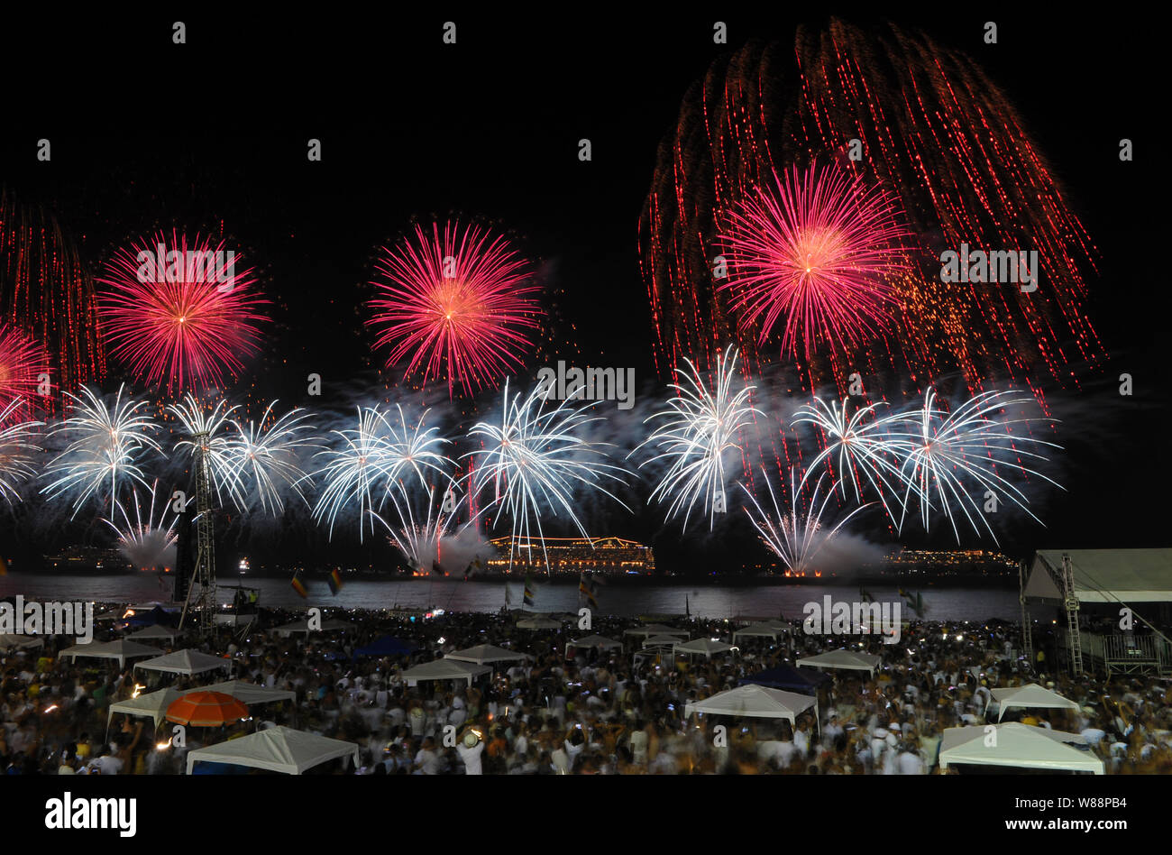 Fuochi d'artificio durante la vigilia di Capodanno 2017 a spiaggia di Copacabana a Rio de Janeiro in Brasile Foto Stock