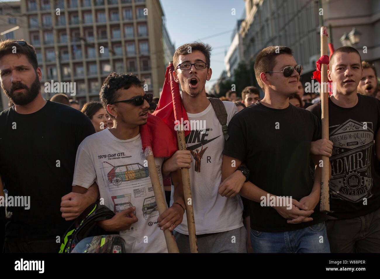 Atene, Grecia. 08 Ago, 2019. Gli studenti dimostrano per le strade contro la circoncisione di università asilo presso università greche. Il nuovo governo conservatore di Atene ha limitato gli unici al mondo università greca asilo. Il giovedì sera, una maggioranza in Parlamento hanno convenuto che la polizia potesse intervenire in futuro in caso di tumulti e casi penali nei campus. Credit: Socrates Baltagiannis//dpa/Alamy Live News Foto Stock