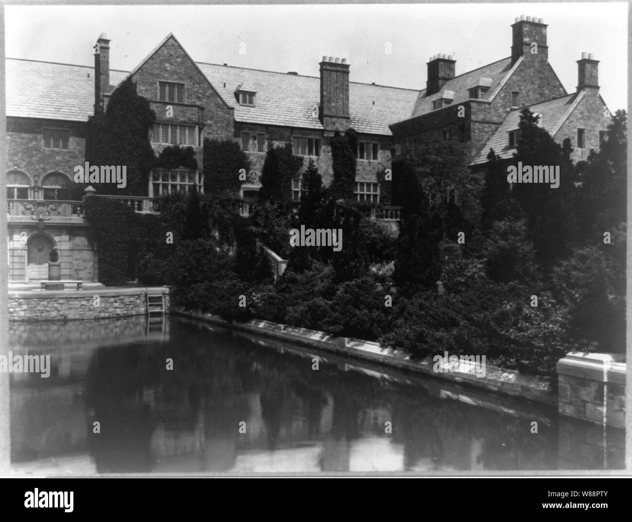 Killenworth, George Dupont Pratt house, Glen Cove, New York. Vista della casa da piscina Foto Stock