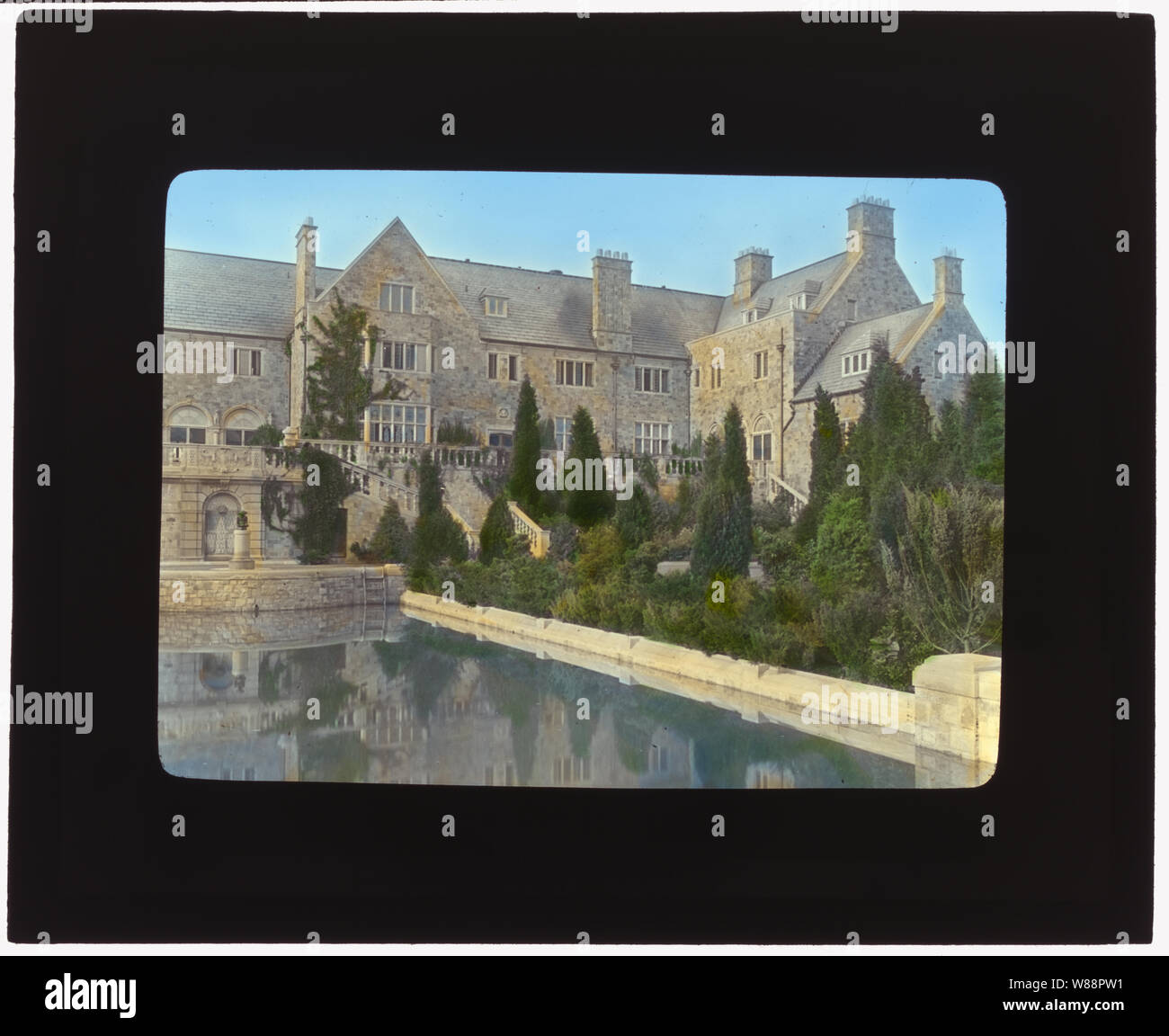 Killenworth, George Dupont Pratt house, Glen Cove, New York. Vista della casa da piscina Foto Stock