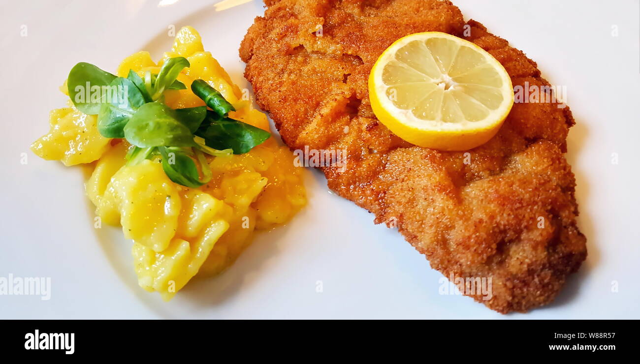 La Wiener Schnitzel con insalata di patate Foto Stock