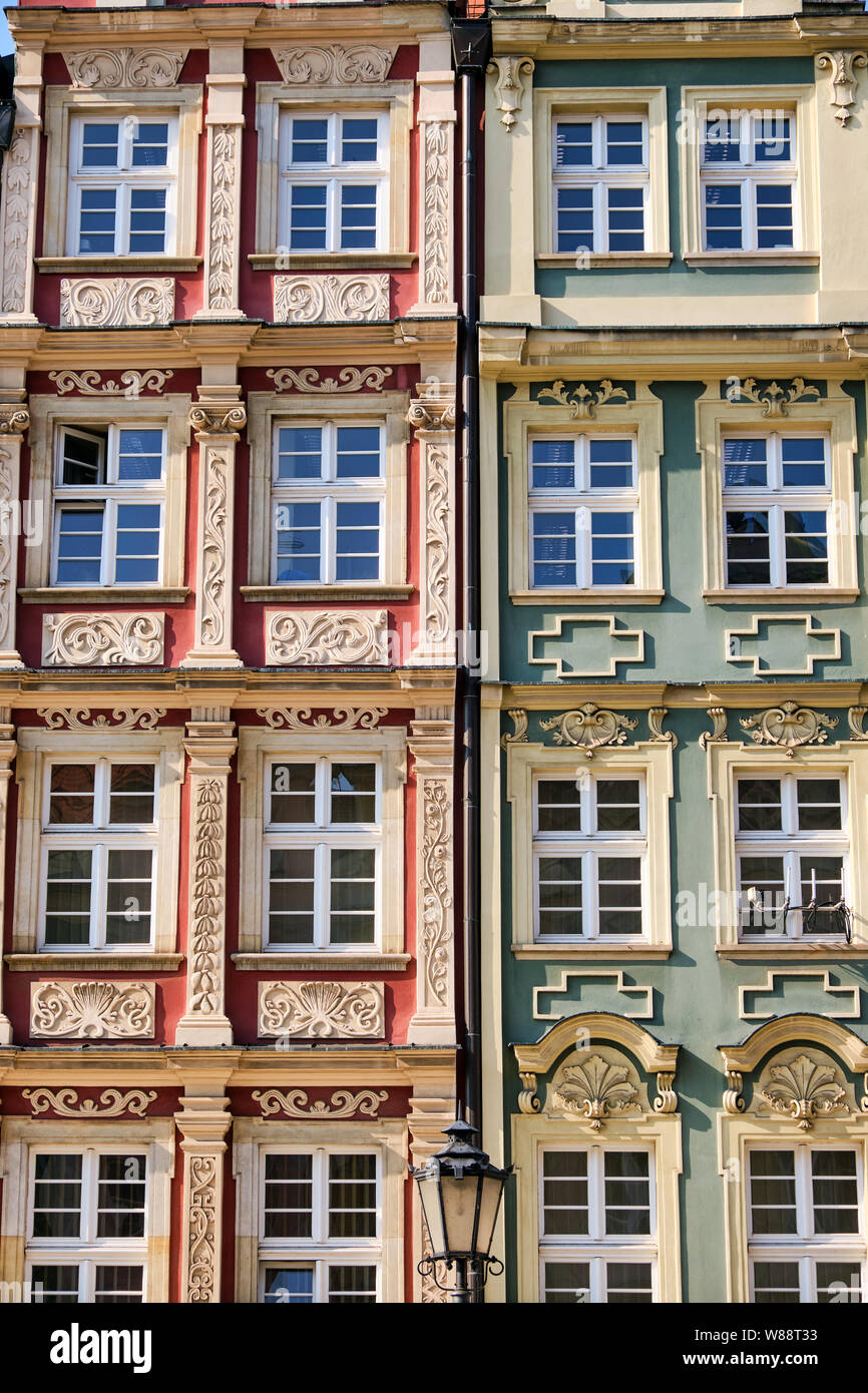 Dettaglio di una casa colorati visto facciata sulla piazza principale a Wroclaw in Polonia Foto Stock