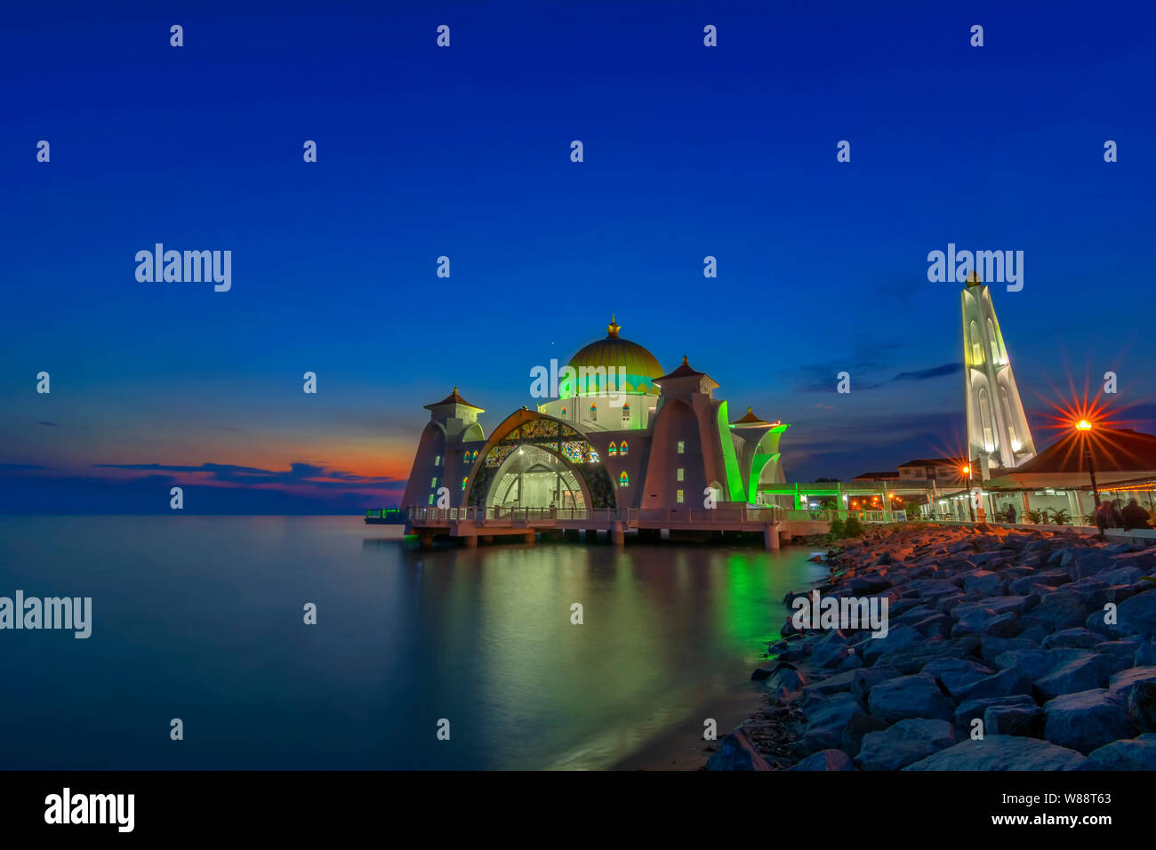Stretto di Malacca moschea ( Masjid Selat Melaka), è una moschea si trova su l'uomo fatto Malacca isola vicino alla città di Malacca, Malaysia Foto Stock