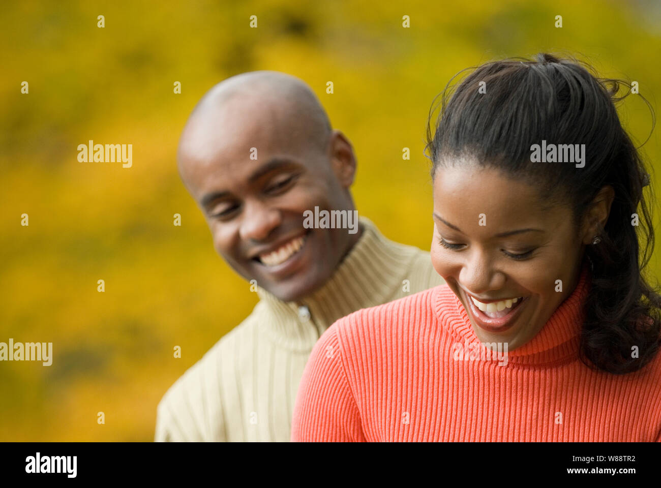 Coppia in autunno Foto Stock