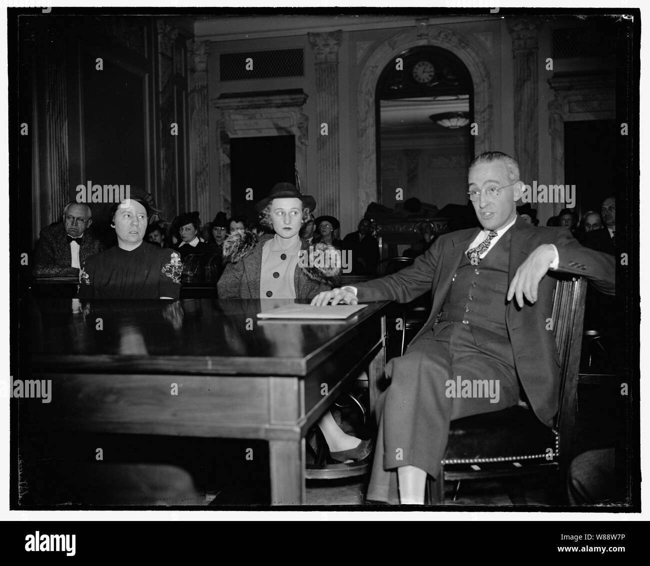 Ufficio politica suggerito come ufficiale è in grado di tener conto della presenza del dipendente. Washington, 30 marzo. Il vecchio grido di "ufficio politica" è stata sollevata oggi come oggetto di un inchiesta senatoriale. Miss Bertha Longergan, Miss Margaret Stanley e Howard P. Locke sono ritratte in udienza come pricipal testimoni. Miss Longergan, che herslf descritto come "uno dei più vecchi cavalli da guerra" nella sua sezione, dopo aver servito per 18 anni ed era preoccupato se stessa in un appendictomy dovuta a ciò che ha addebitato "juggling' della sua classificazione di efficienza che è stato dato come fiera, mentre Miss Stanley aveva Foto Stock