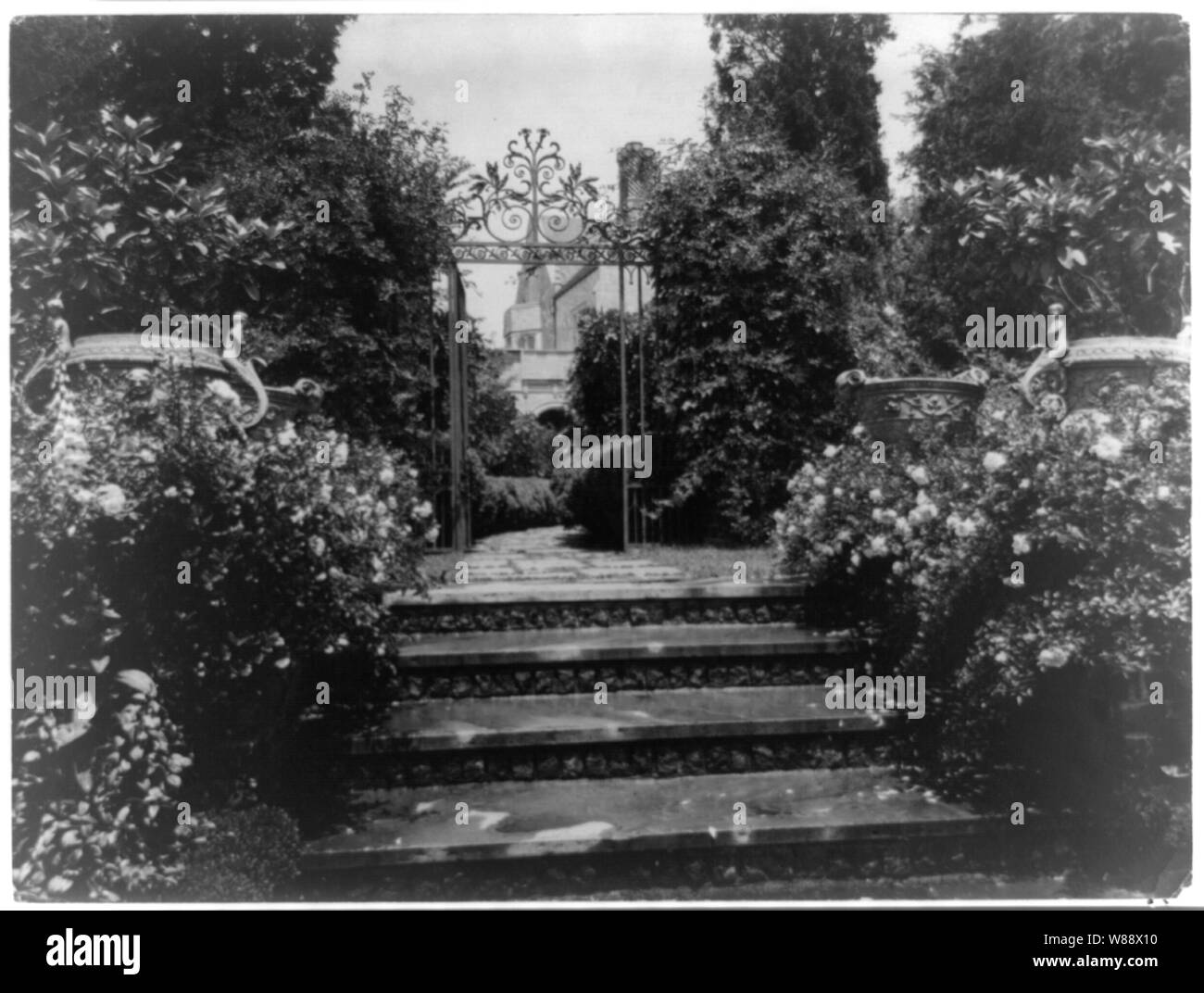 I campi di semina William Robertson Coe house, 1395 Campi di semina Road, Oyster Bay, New York. Cancelli di ingresso alla piscina blu Garden e tea house Foto Stock