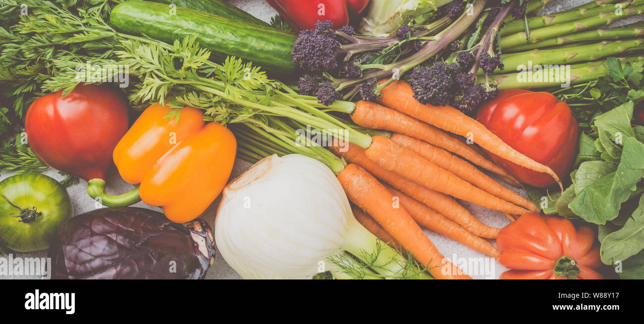 Verdure colorate sul tavolo Foto Stock