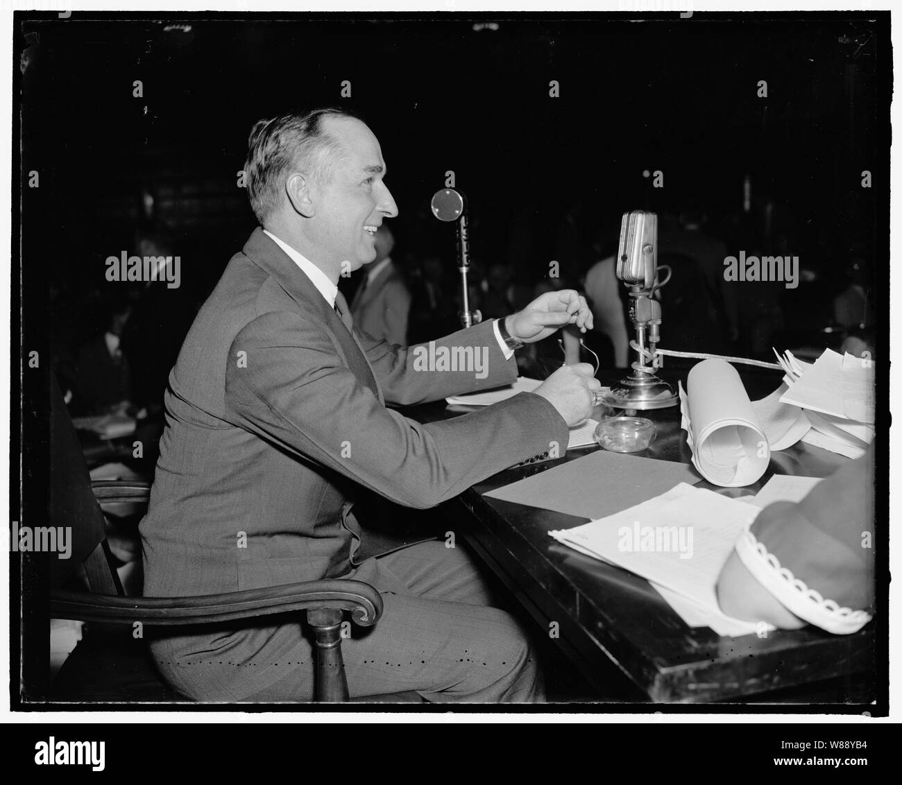 Slingin Sammy Baugh, Washington D.C., Sett. 11. Imbracatura Sammy Baugh, nuova aggiunta a Washington Redskins, il Texas Christian U. star è classificato come uno dei più grandi di questa generazione per quanto riguarda il passaggio di gioco va. Sammy più recente prodezza era la pratica solo vincente della Baia Verde di tutte le stelle gioco a Chicago con una serie di passaggi sensazionali, egli è 24 anni, pesa 190, e è di sei metri di altezza, seguaci del calcio professionistico sentirà un sacco da Sammy la sua caduta, 9/11/37 Foto Stock
