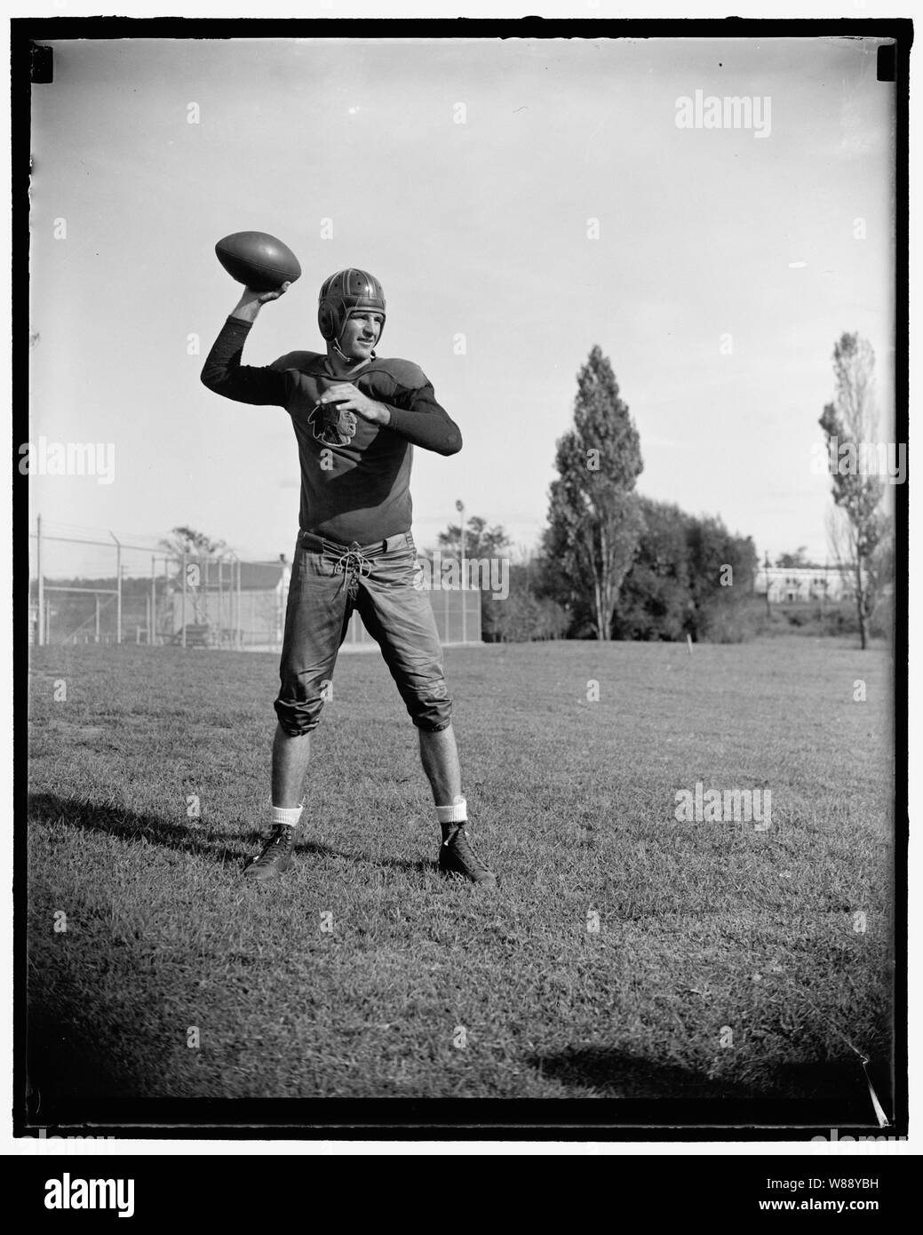 Slingin Sammy Baugh, Washington D.C., Sett. 11. Imbracatura Sammy Baugh, nuova aggiunta a Washington Redskins, il Texas Christian U. star è classificato come uno dei più grandi di questa generazione per quanto riguarda il passaggio di gioco va. Sammy più recente prodezza era la pratica solo vincente della Baia Verde di tutte le stelle gioco a Chicago con una serie di passaggi sensazionali, egli è 24 anni, pesa 190, e è di sei metri di altezza, seguaci del calcio professionistico sentirà un sacco da Sammy il suo fal, 9/11/37 Foto Stock